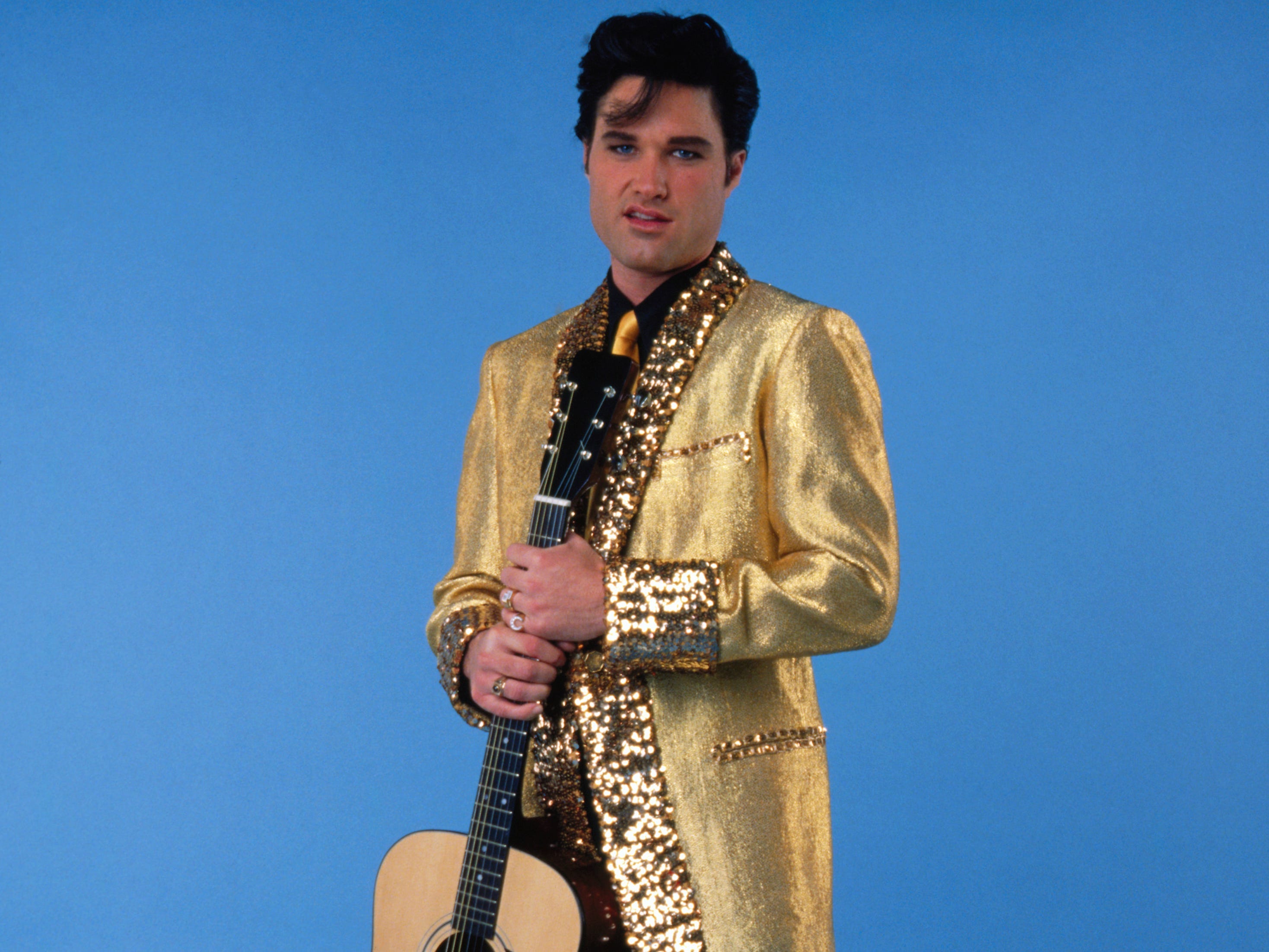 Kurt Russell verkleidet als Elvis Presley mit einer Gitarre
