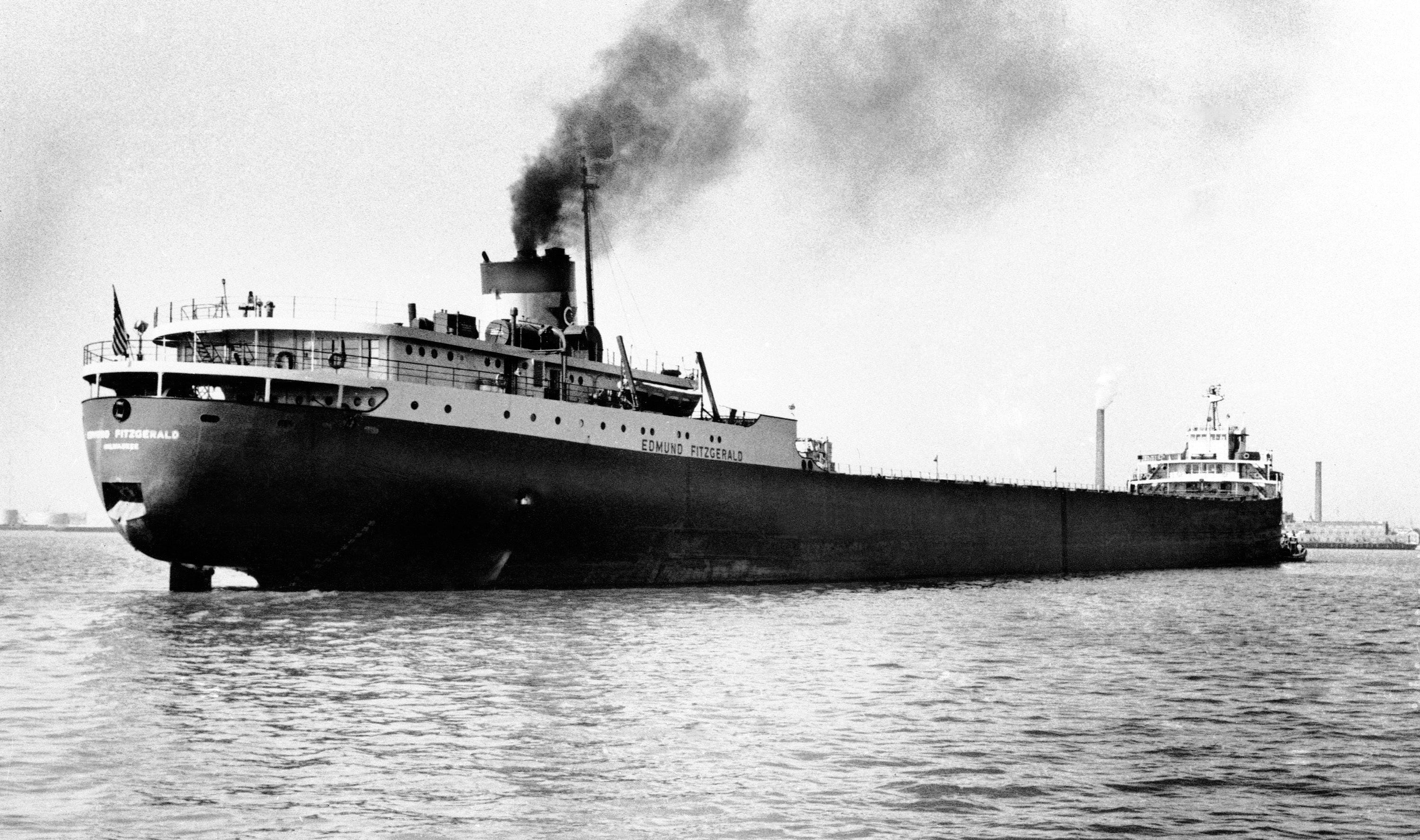 Schwarz-Weiß-Foto des Great-Lakes-Frachters Edmund Fitzgerald im Jahr 1959.
