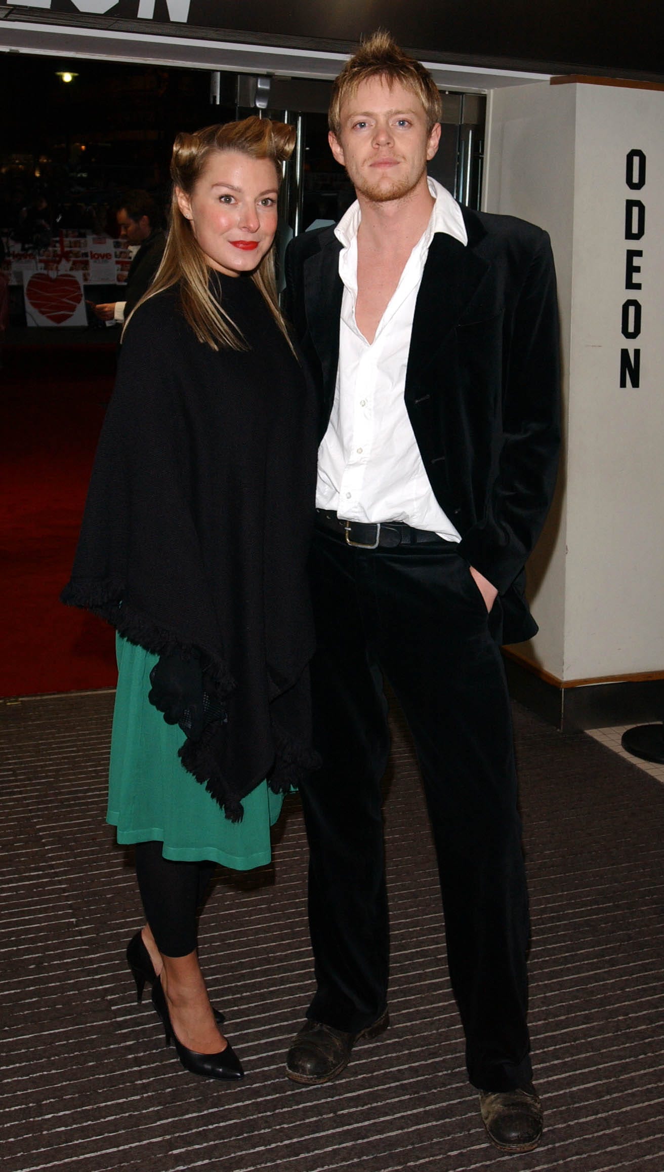 Kris Marshall und seine Freundin kommen zur britischen Charity-Filmpremiere von Love Indeed, in Aid of Comic Relief, die im Odeon Leicester Square im Zentrum von London stattfand