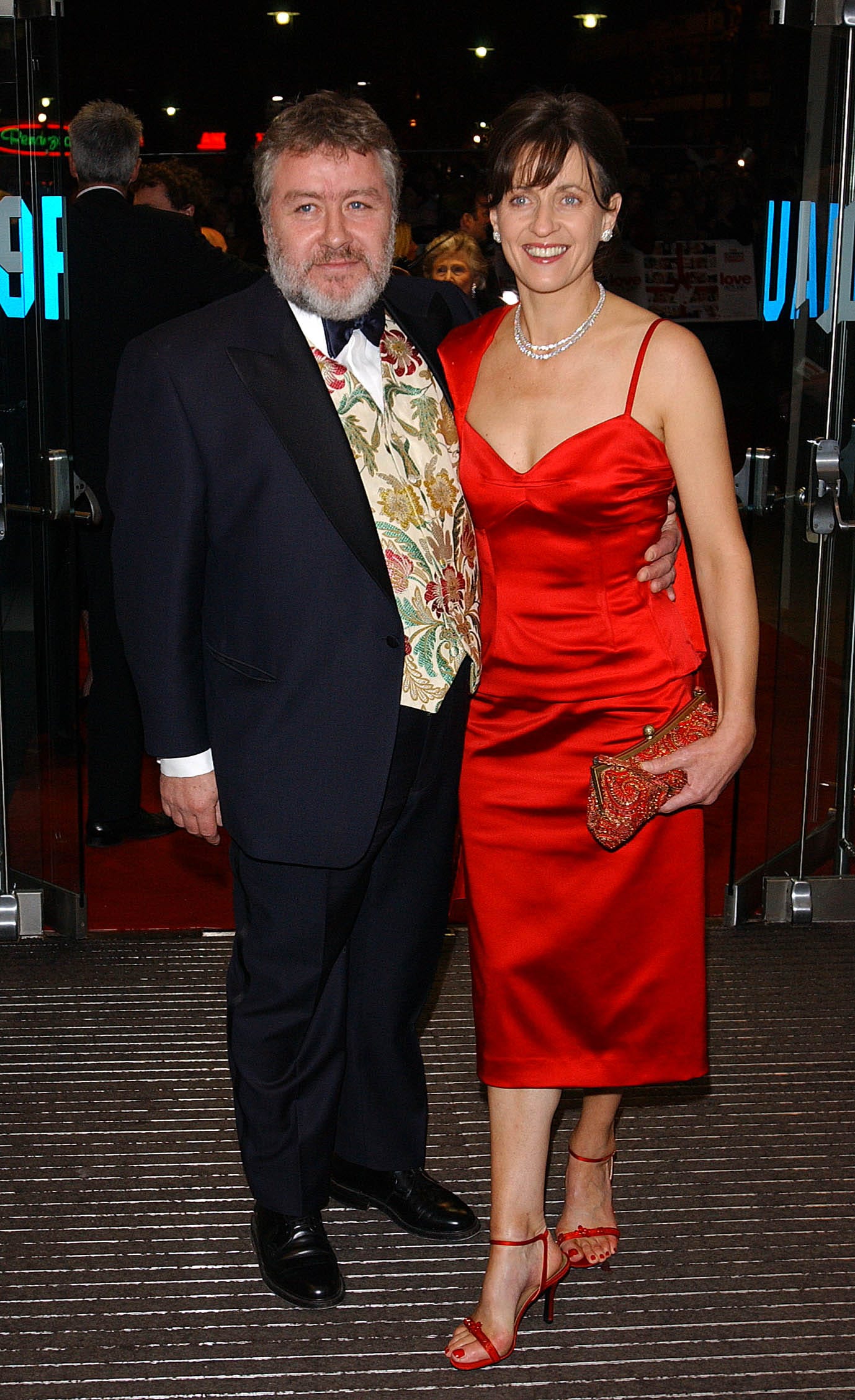Gregor Fisher kommt mit seiner Frau zum britischen Charity-Film „Premiere von Love Indeed, in Aid of Comic Relief“, der im Odeon Leicester Square im Zentrum von London stattfand.