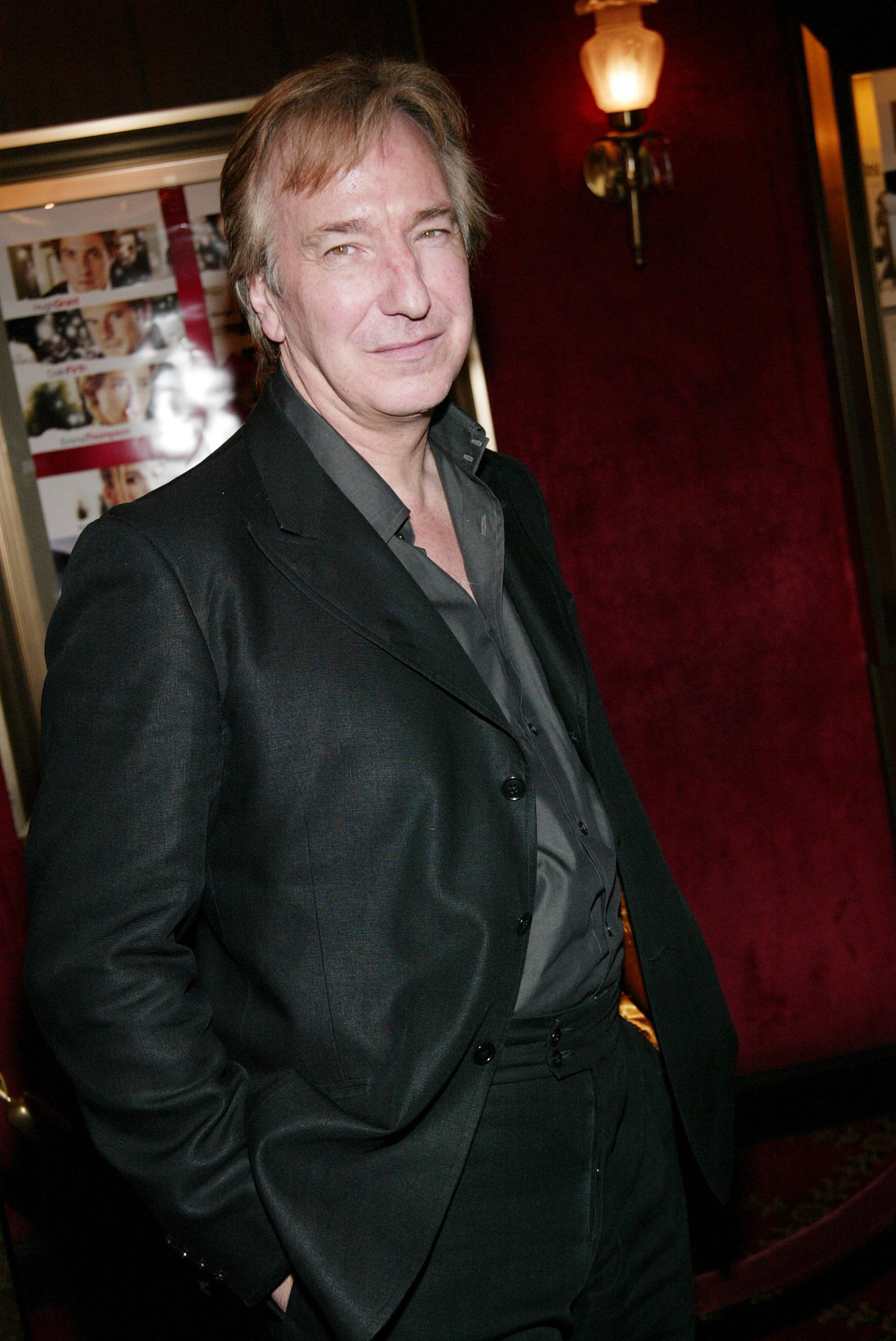 Schauspieler Alan Rickman besucht die Weltpremiere von „Love Indeed“ im Ziegfeld Theater am 6. November 2003 in New York City.