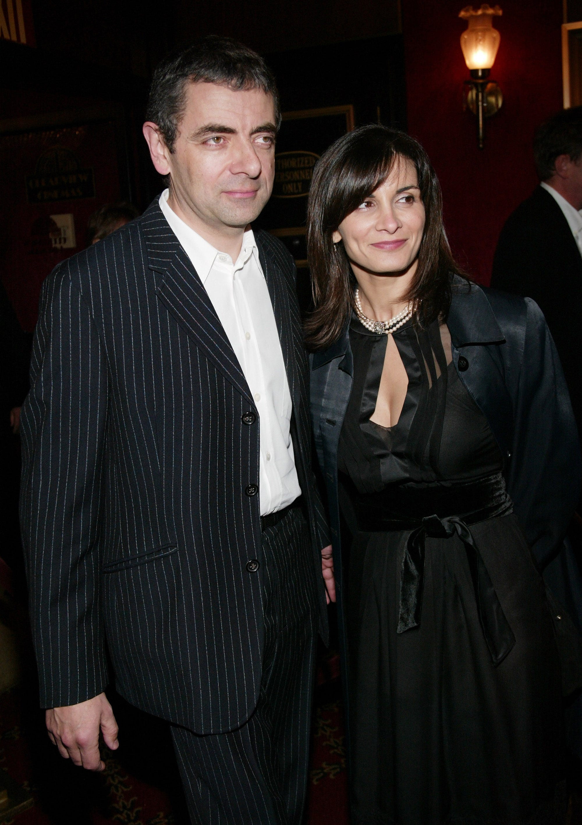 Schauspieler Rowan Atkinson und seine Frau besuchen die Weltpremiere von „Love Indeed“ im Ziegfeld Theater am 6. November 2003 in New York City.