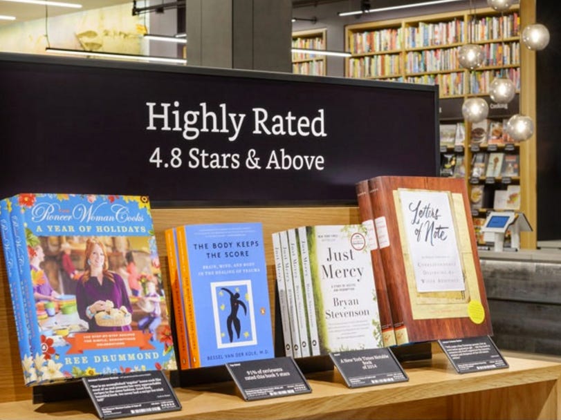 Mehrere Bücher auf einem Regal mit der Aufschrift „Highly Rated 4.8 Stars and Above“ über dem Display
