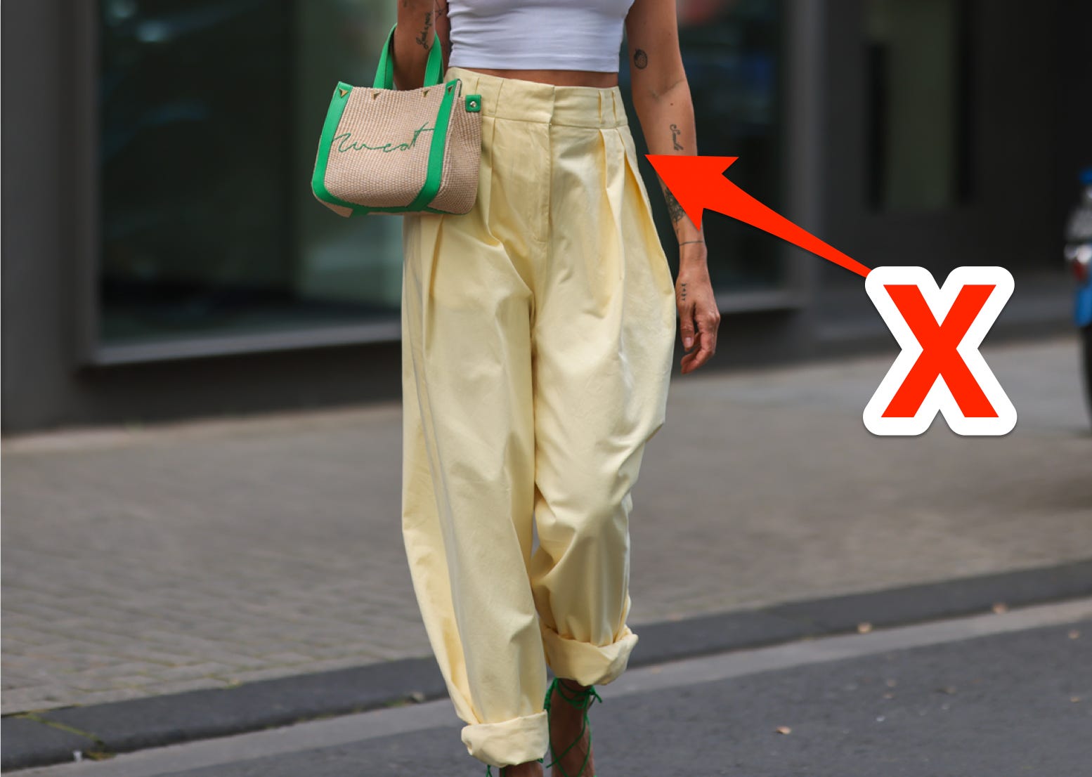 Ein x zeigt auf Hosen mit hoher Taille.