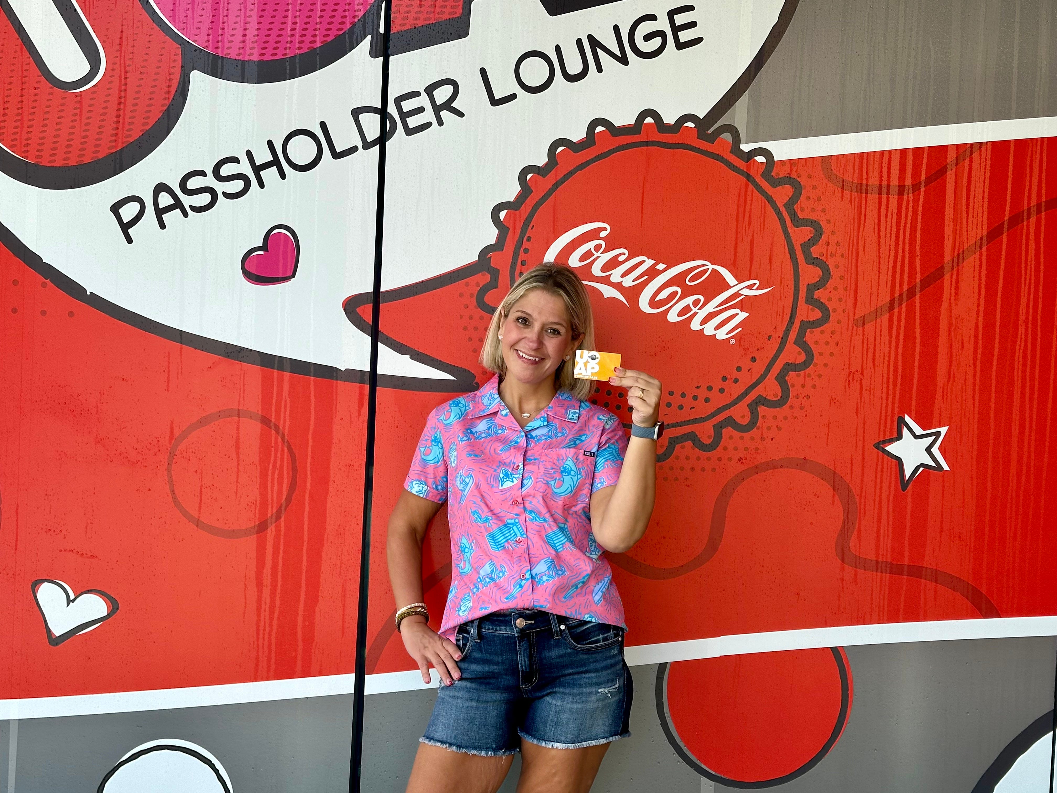 Terri posiert mit ihrer Jahreskarte vor der Passholder-Lounge im Universal Orlando