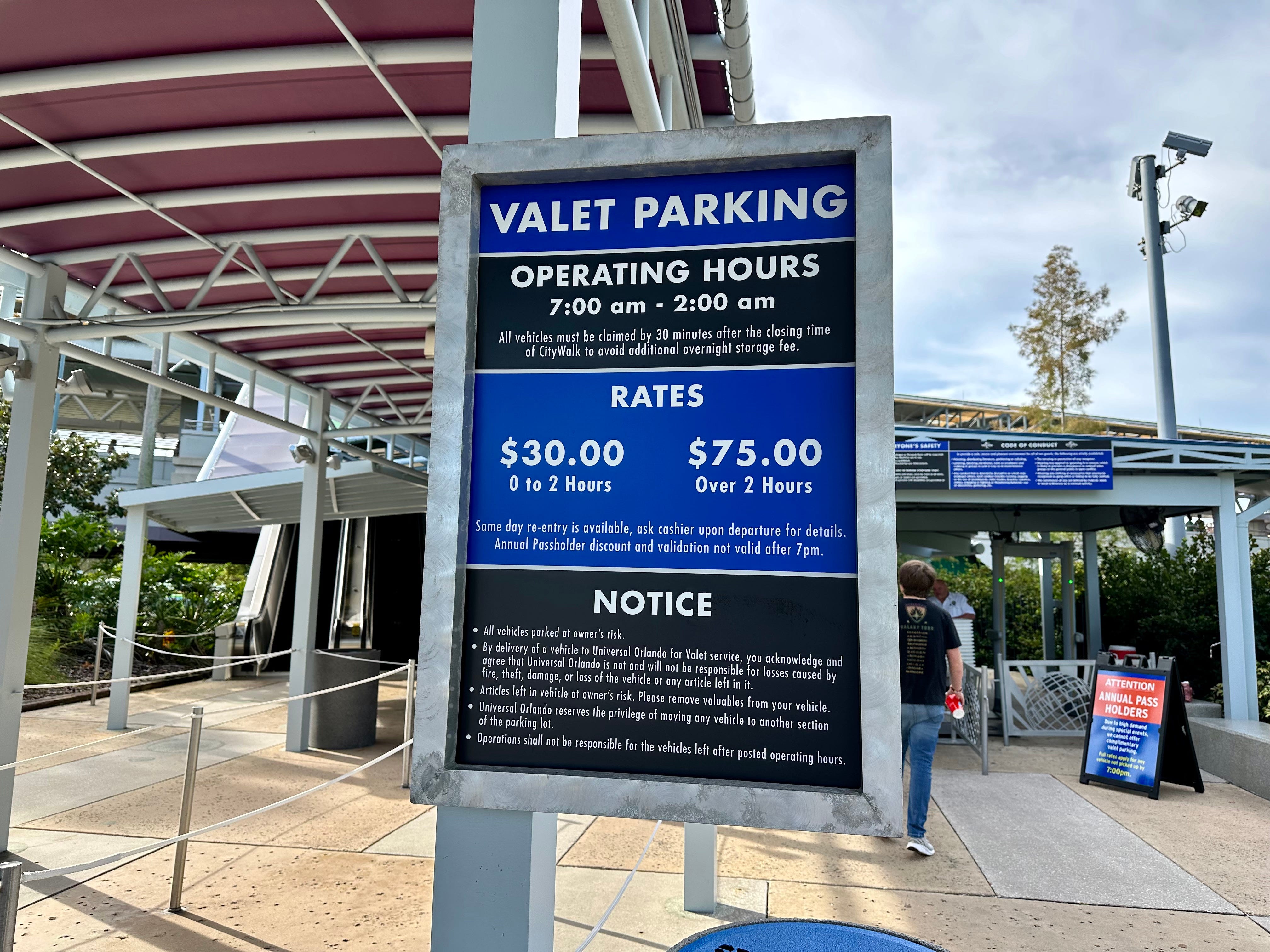 Schilder für den Parkservice am Universal Orlando