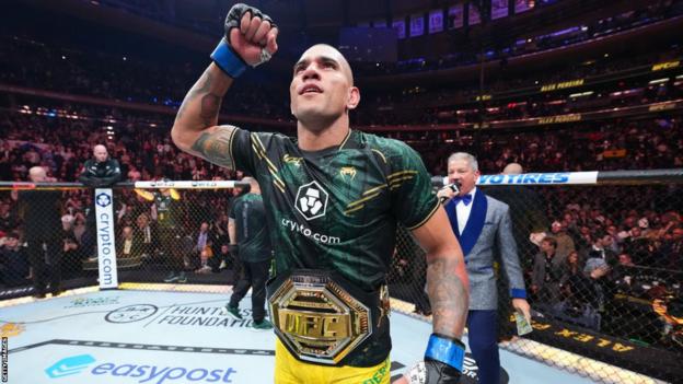 Alex Pereira feiert den UFC-Titel im Halbschwergewicht