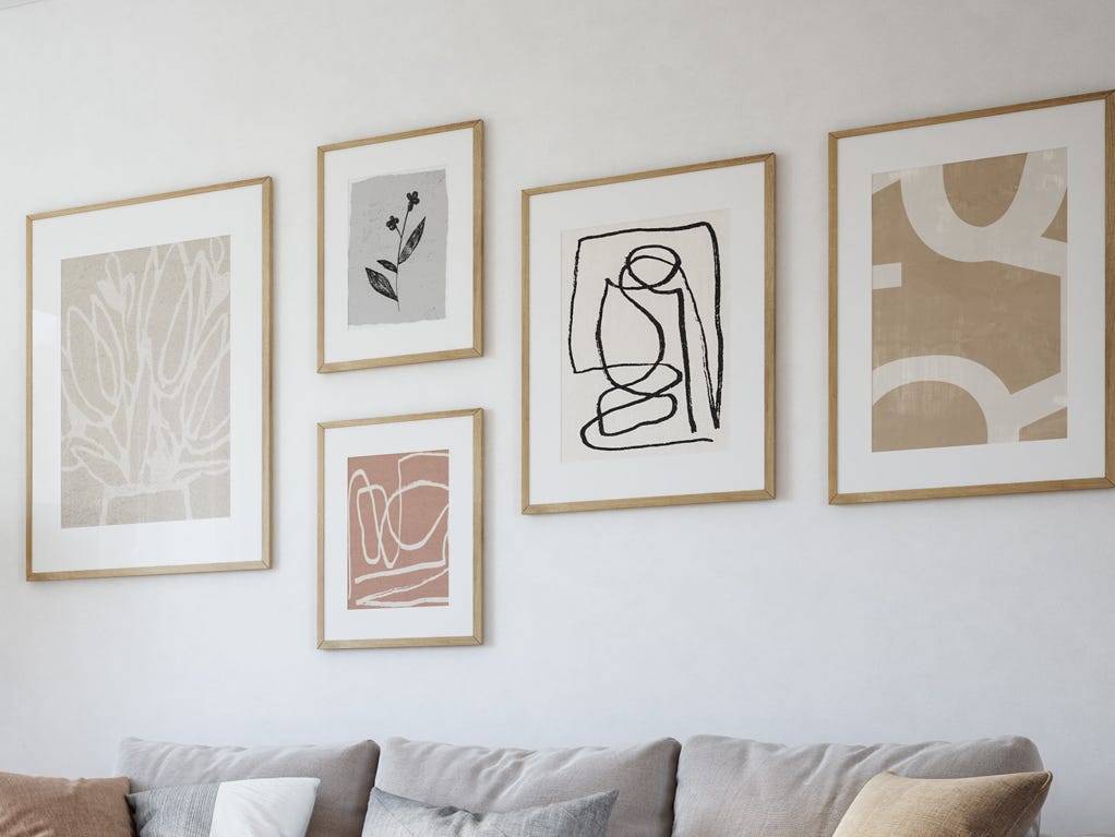 Wohnzimmer mit Kunstwerken.
