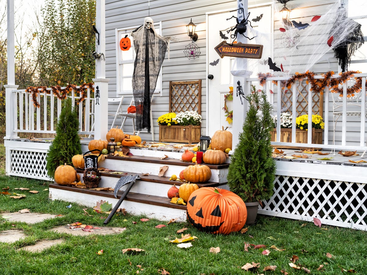 Halloween-Dekor auf einer Veranda.