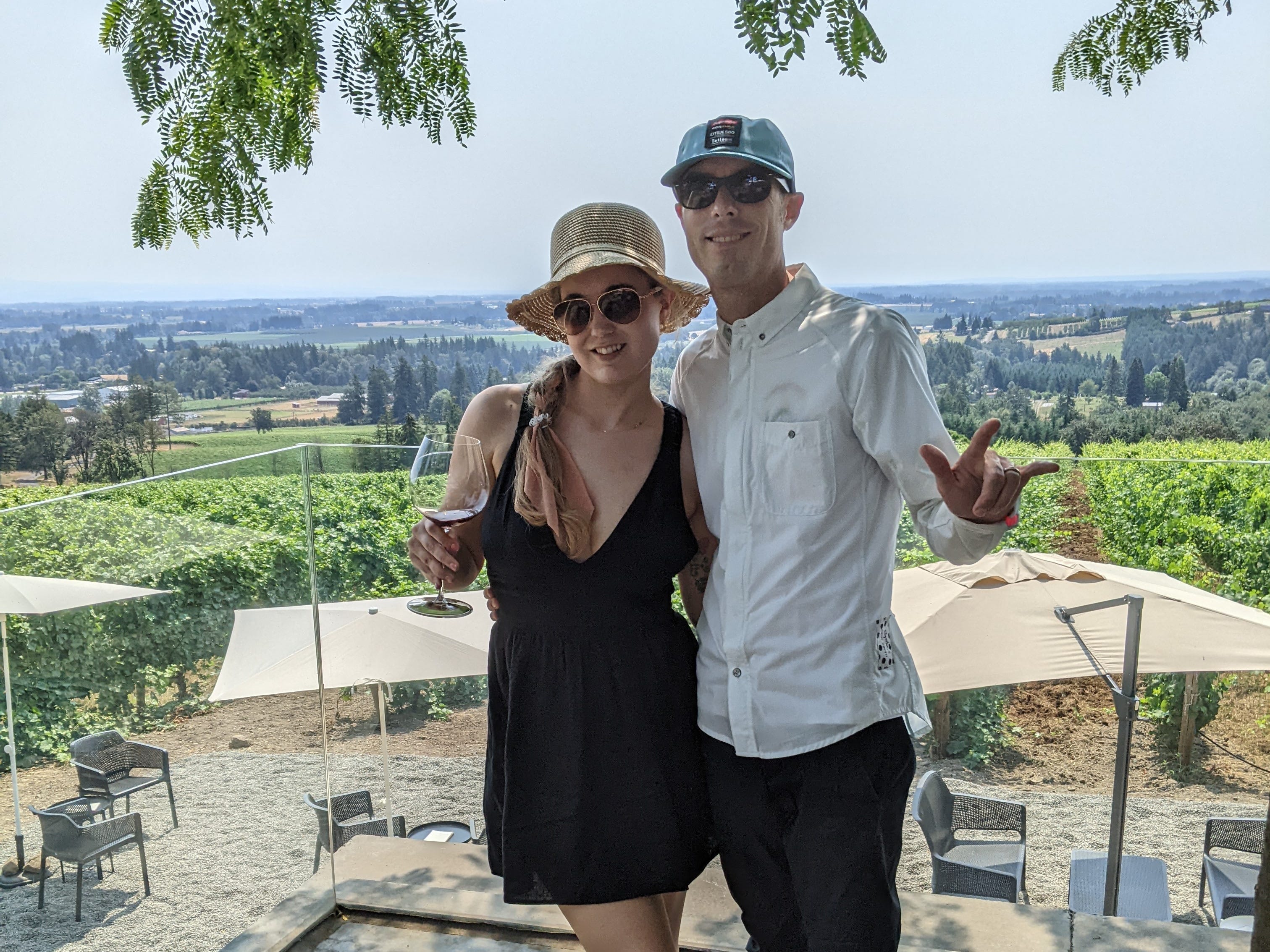 Ein Paar posiert auf einem Weingut