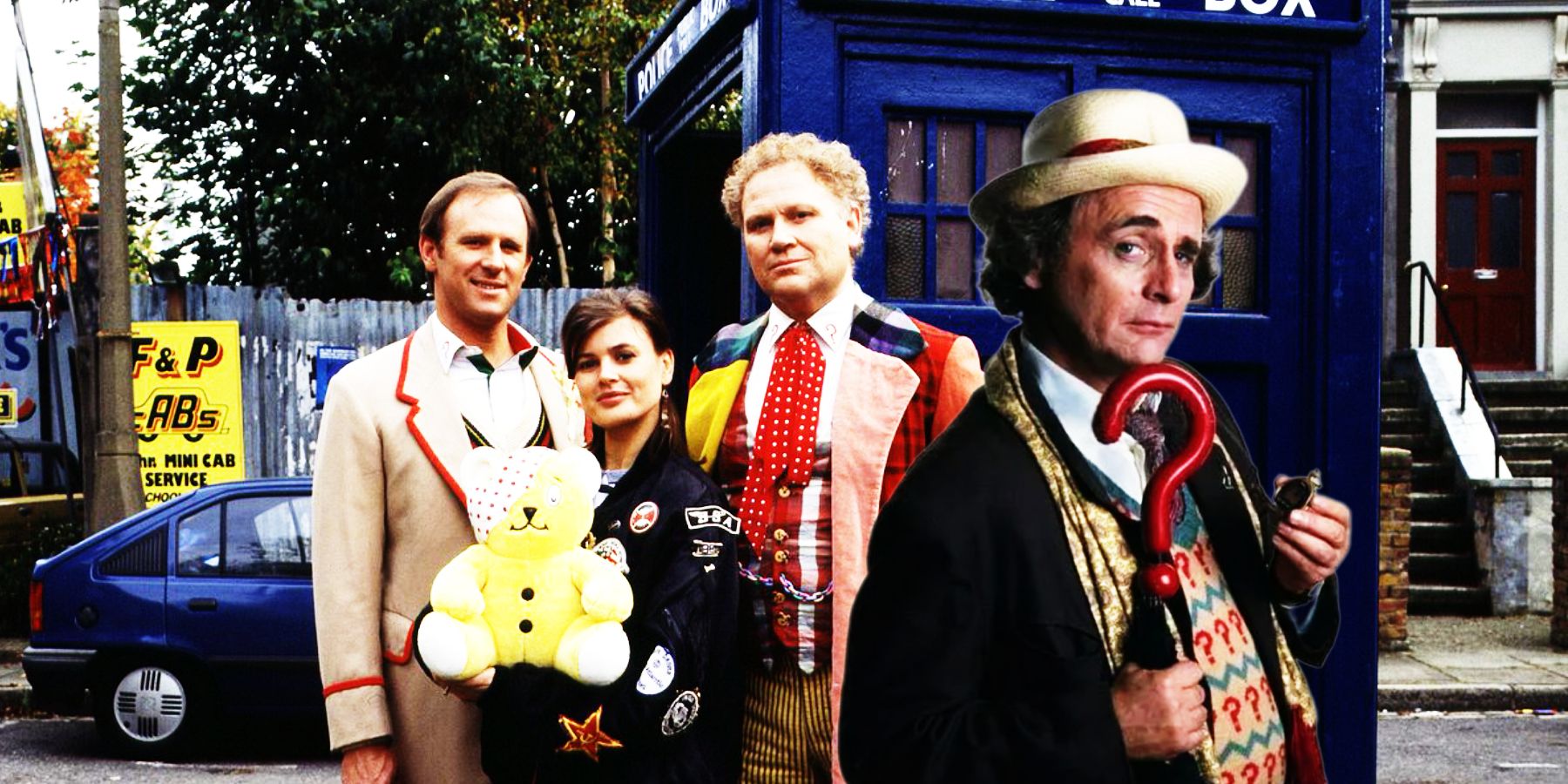 Der Fünfte Doktor, Ace, Sechster Doktor und Siebter Doktor stehen vor der TARDIS in einem trostlosen Hinterland des Londoner East End