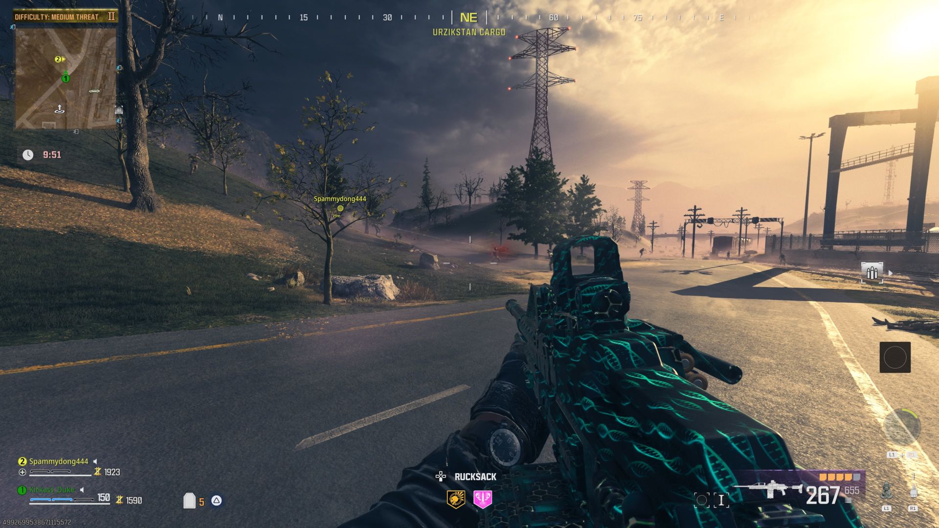 Der Screenshot aus dem MW3-Zombie-Modus zeigt ein großes Feld, das von wenigen Bäumen und Kommunikationstürmen bevölkert ist, auf dem etwa ein halbes Dutzend Zombies herumschlurfen, während der Spieler ein großes Maschinengewehr in der Hand hält.