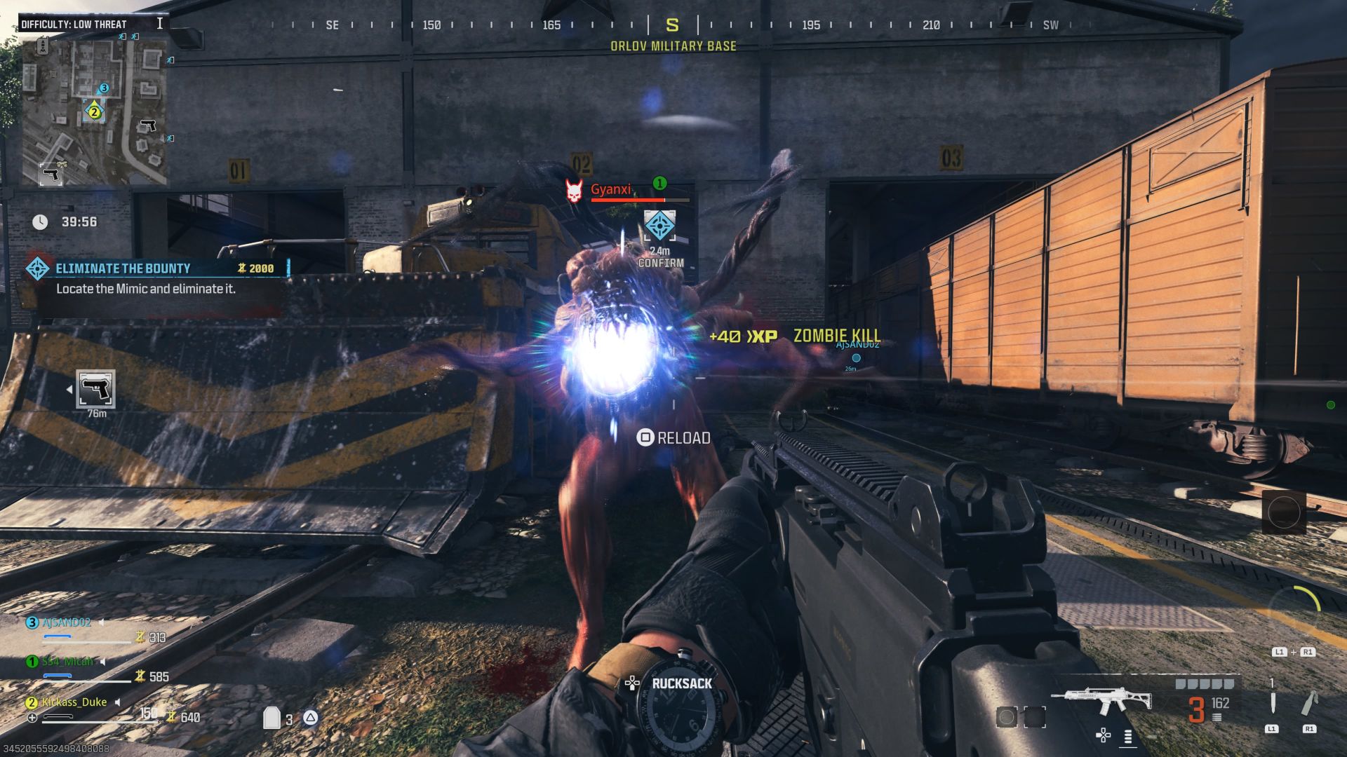 Ein Screenshot aus dem Zombie-Modus von Call of Duty Modern Warefare 3 zeigt einen mimischen Boss, der mit einem leuchtenden Licht in der Mitte und ausgestreckten fleischigen Ranken auf den Spieler zuläuft.