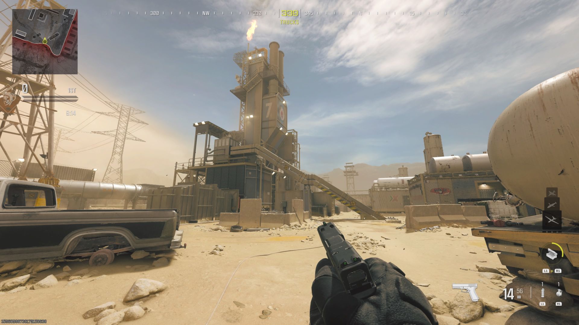 Screenshot von der MW3-Multiplayer-Karte Rust zeigt die kleine Wüstenarena mit einem großen Ölförderer in der Mitte, von dessen Spitze Feuer ausbricht.
