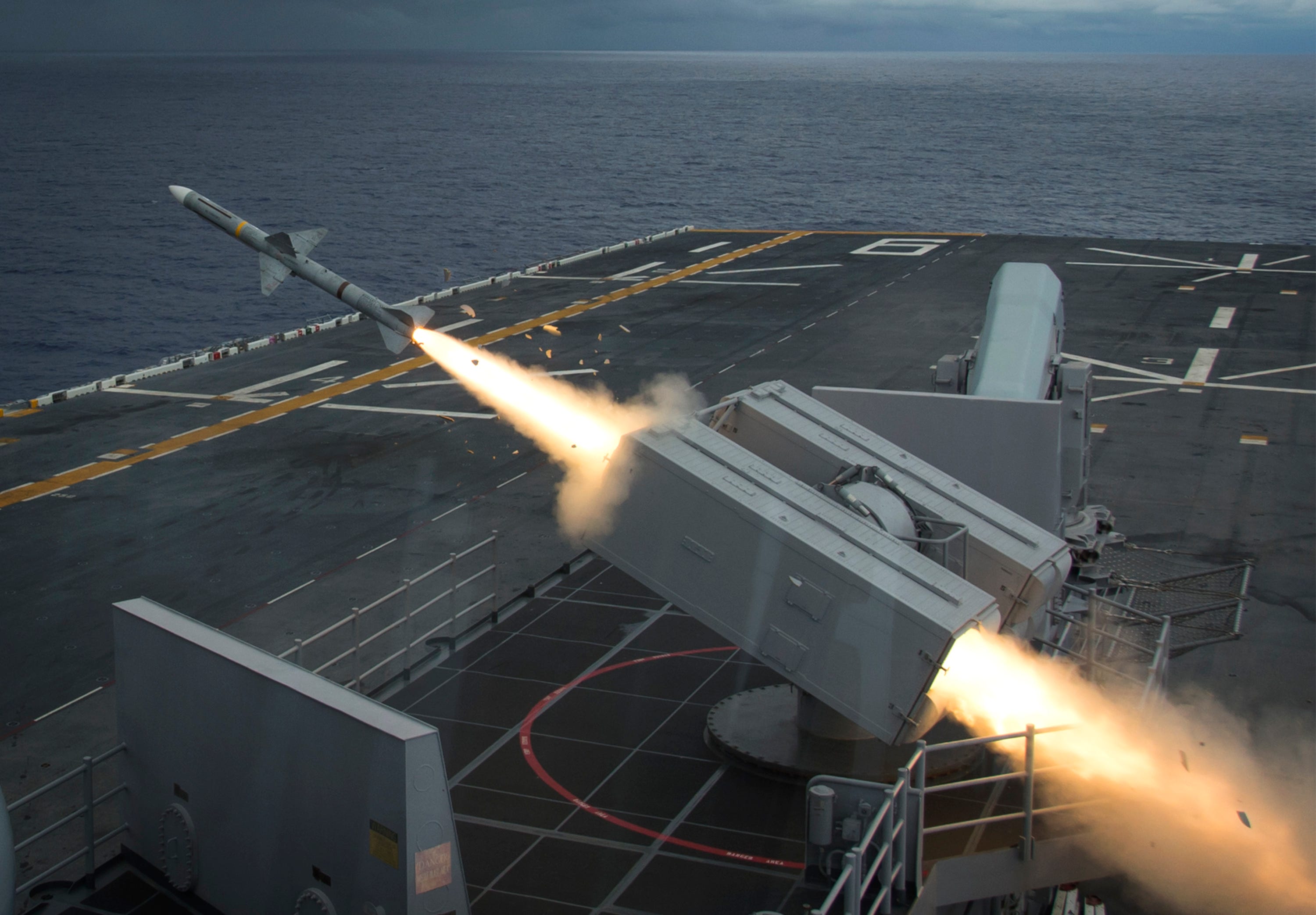 Das amphibische Angriffsschiff USS Bonhomme Richard (LHD 6) feuert im Rahmen von Valiant Shield 2016 (VS16) eine NATO-Boden-Luft-Rakete Sea Sparrow ab, um eine ferngesteuerte Drohne abzufangen.