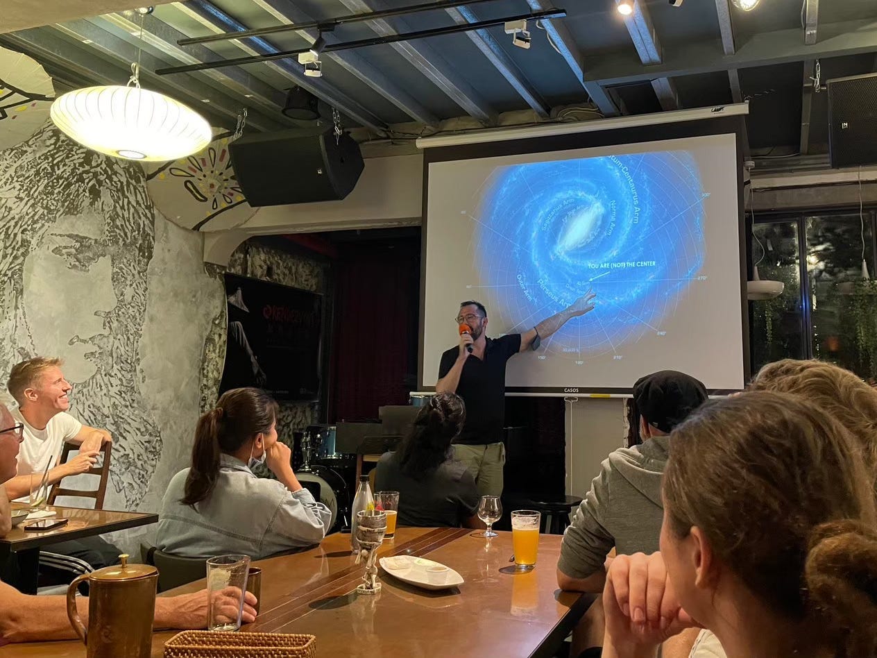 Alex Teachey moderiert Astronomy on Tap Taipei, eine Öffentlichkeitsveranstaltung mit kurzen Vorträgen lokaler Wissenschaftler und wissenschaftlichen Wissenswertem