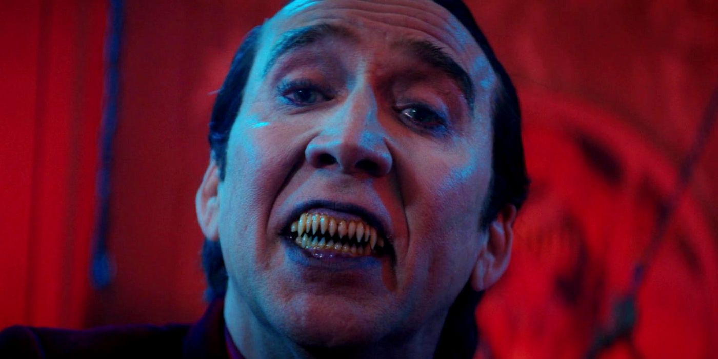Nicolas Cage als Dracula zeigt in Renfield seine Zähne