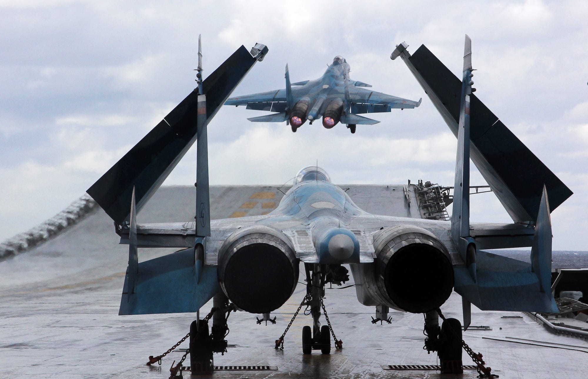 Russland Su-33-Kampfflugzeug hebt ab Flugzeugträger Admiral Kusnezow