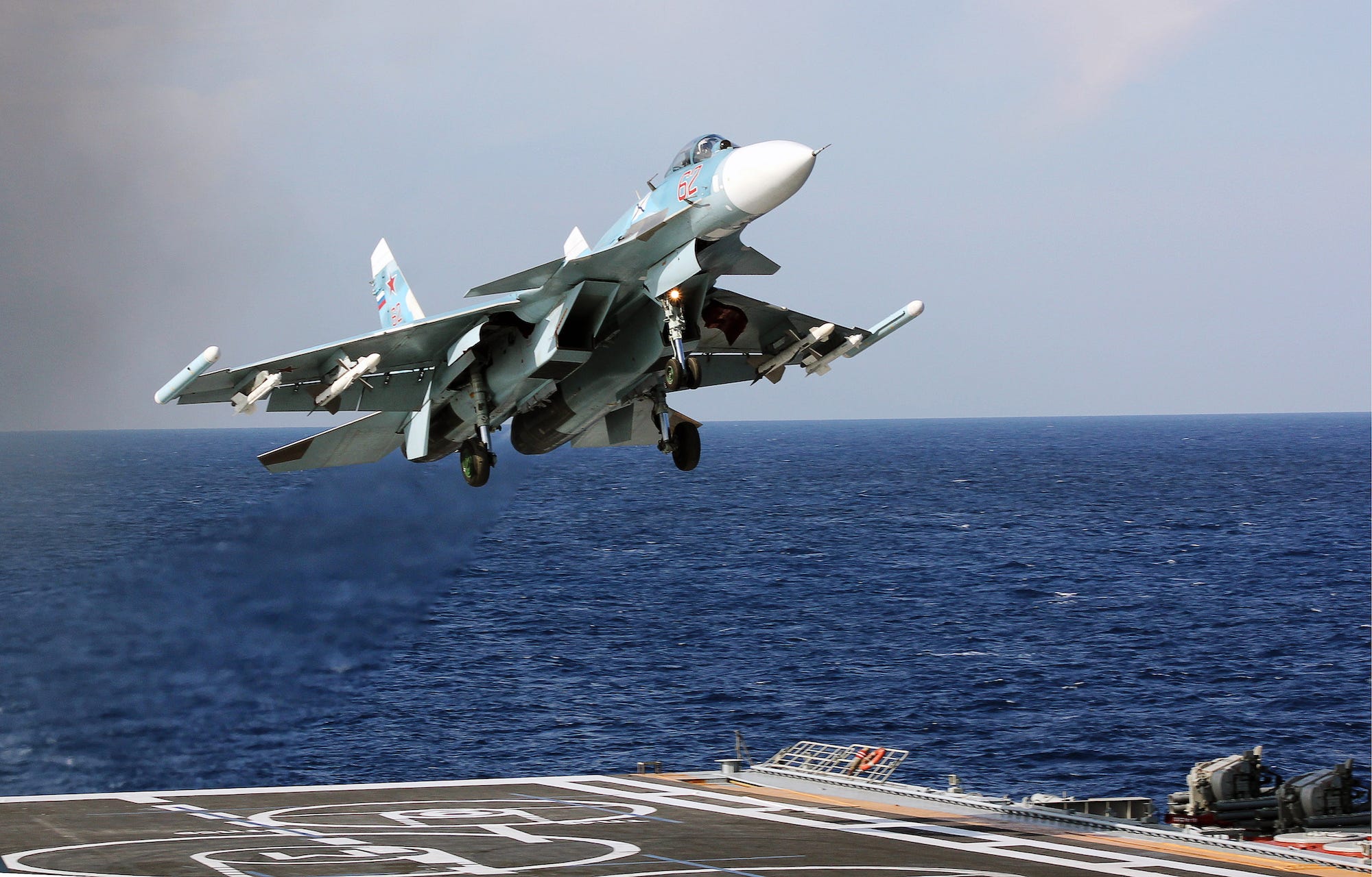 Russlands Su-33-Jäger landet auf dem Flugzeugträger Admiral Kusnezow
