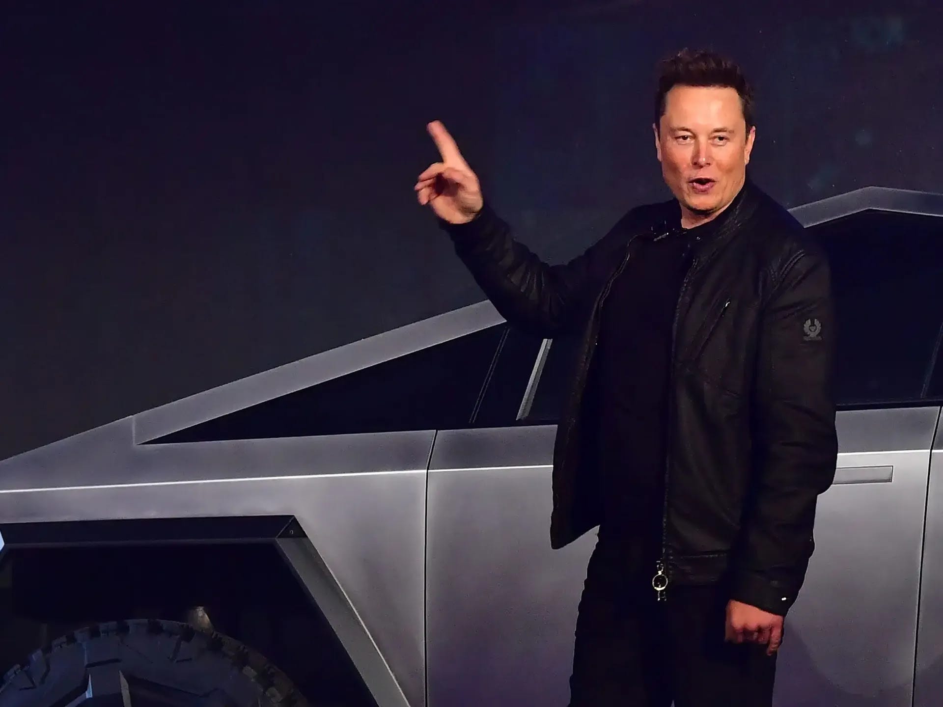 Elon Musk vor einem Cybertruck