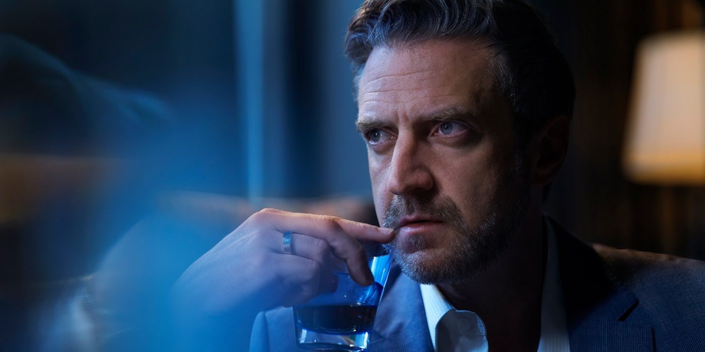 David (Raúl Esparza) nippt an einem Fenster in „Ein Mord am Ende der Welt“ an einem Whisky