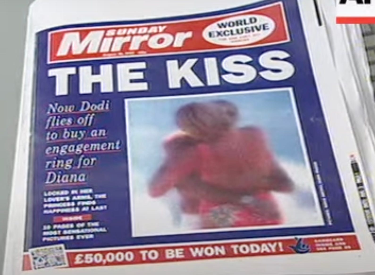 Auf der Titelseite des Sunday Mirror ist zu sehen, wie sich Diana und Dodi küssen.