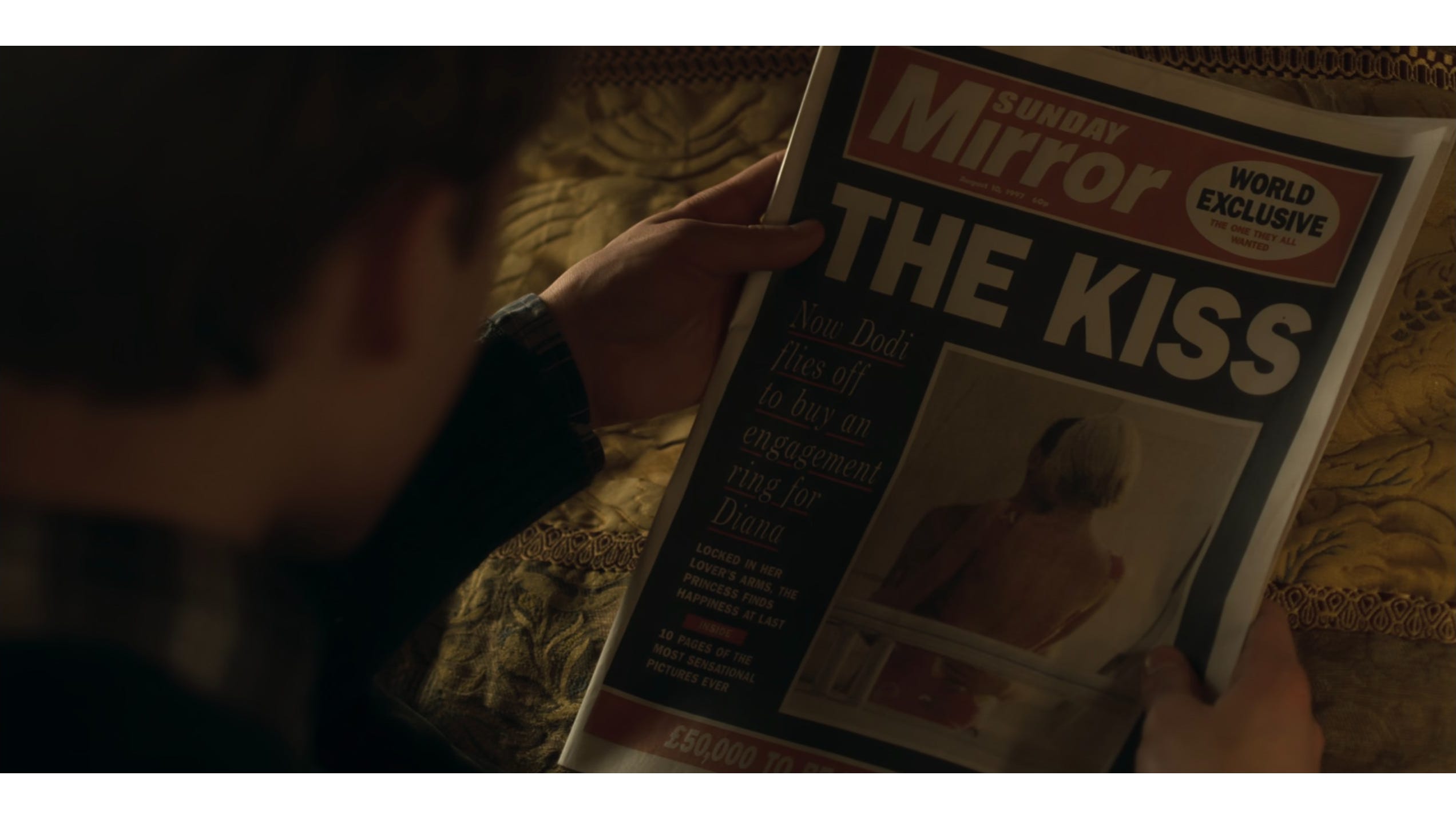 Prinz William (Rufus Kampa) entdeckt in Folge zwei der sechsten Staffel von „The Crown“ die Schlagzeile der Zeitung.