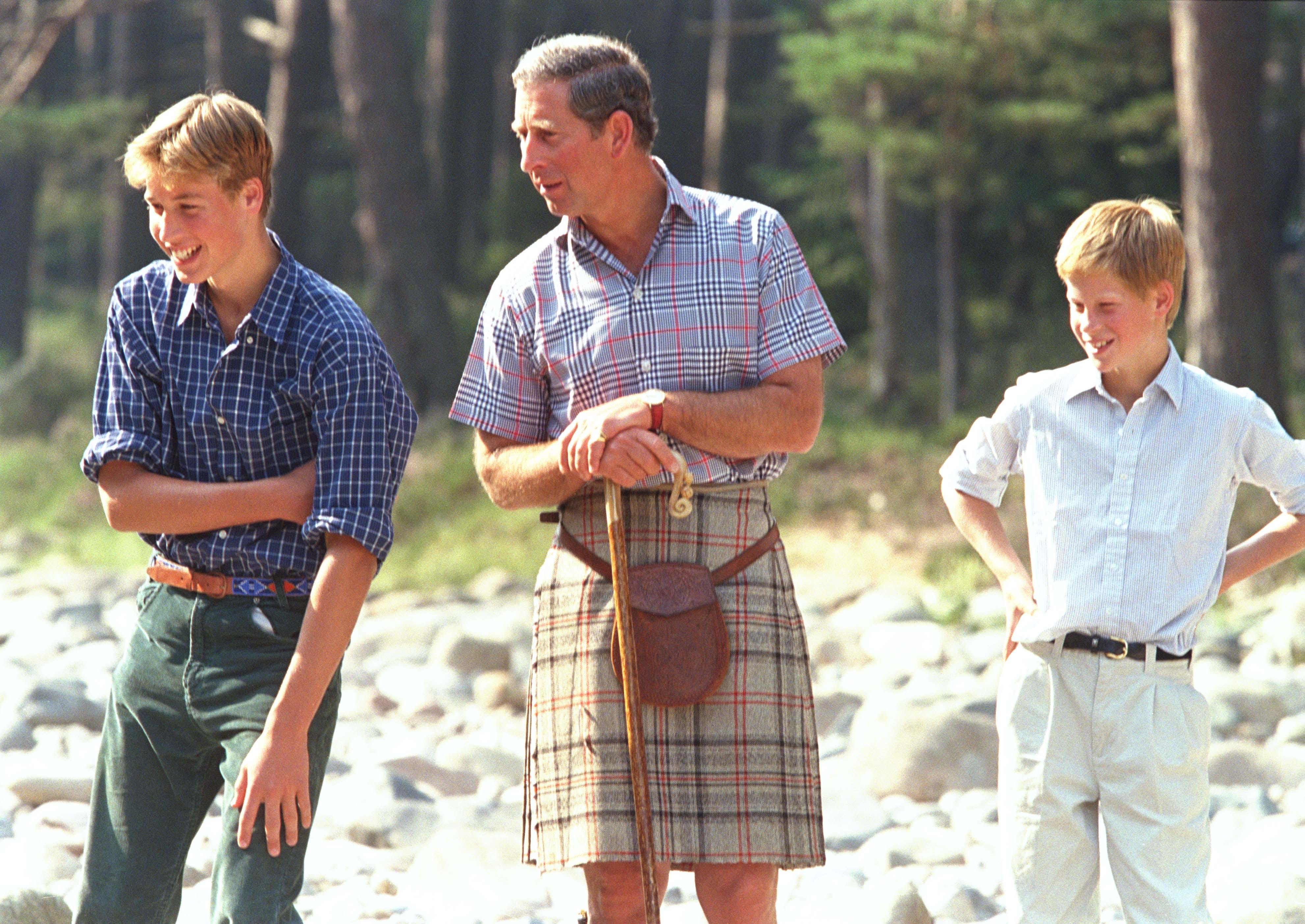 König Charles mit den Prinzen William und Harry im Jahr 1997.