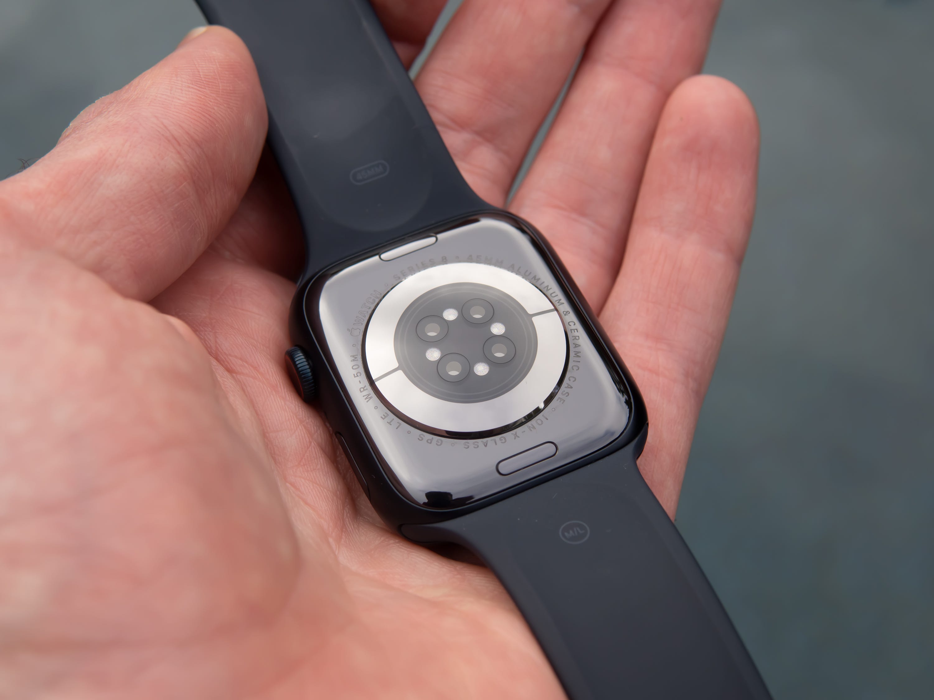 Eine Hand, die die Rückseite der Apple Watch Series 8 zeigt.