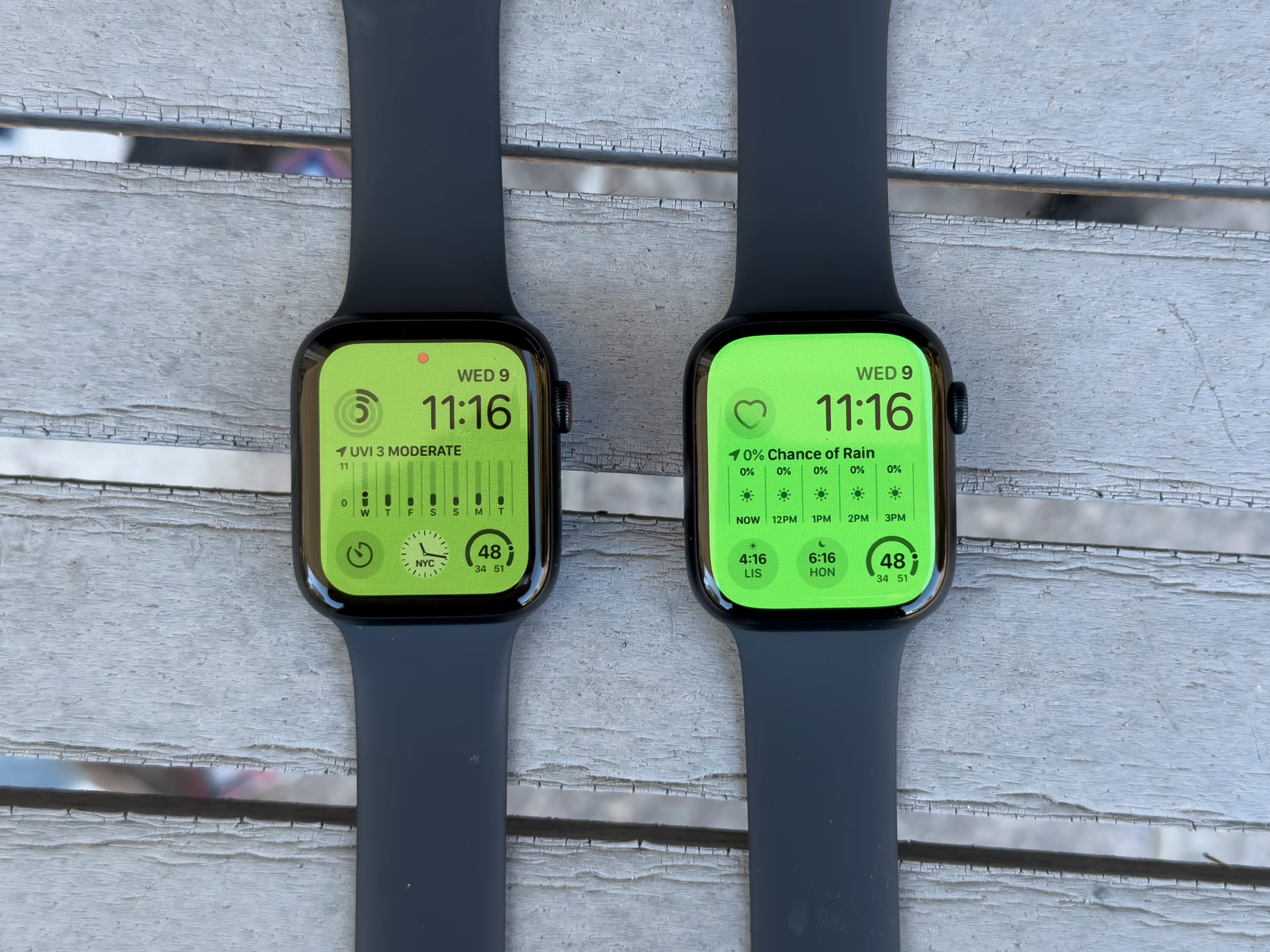 Zwei verschiedene Unterseiten der Apple Watch SE 2. Generation 2022.
