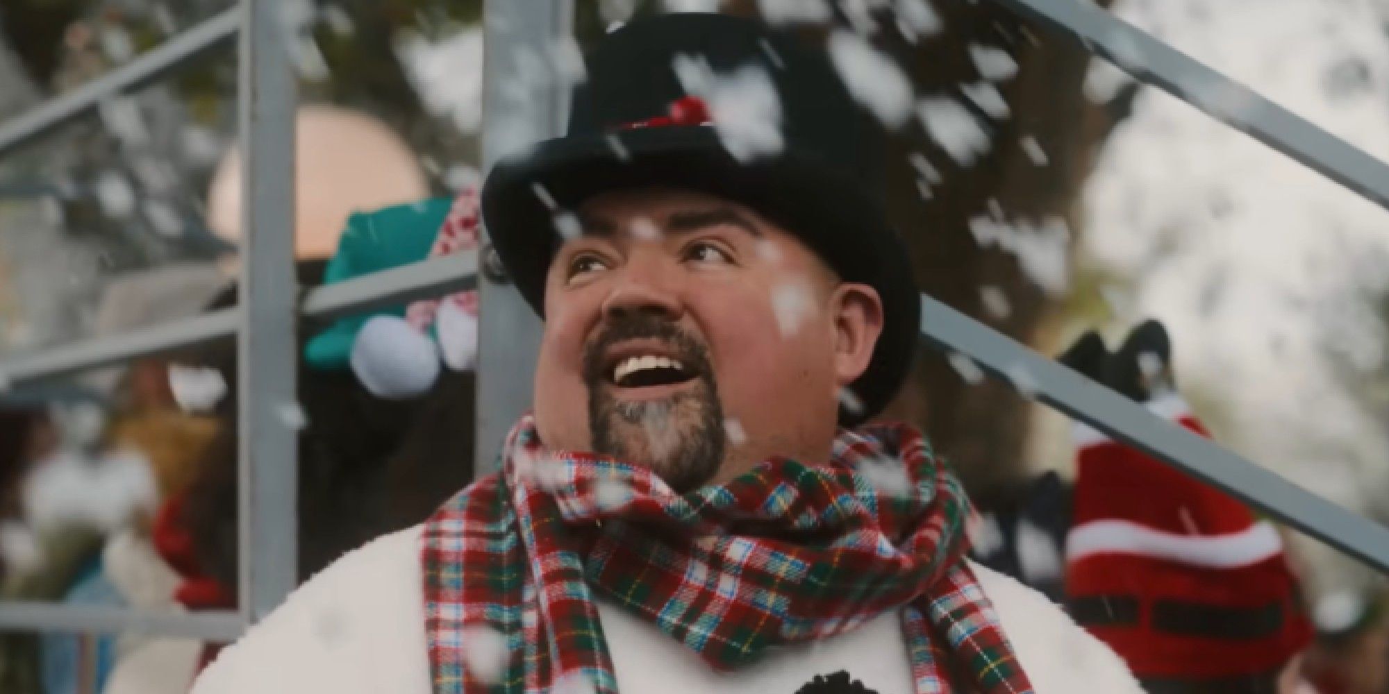 Gabriel Iglesias als Kris Kringle in „Die Weihnachtsmänner“.