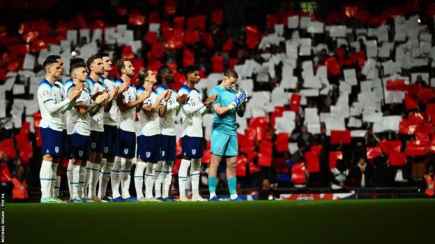 England-Spieler während der Minute Applaus für Sir Bobby Charlton