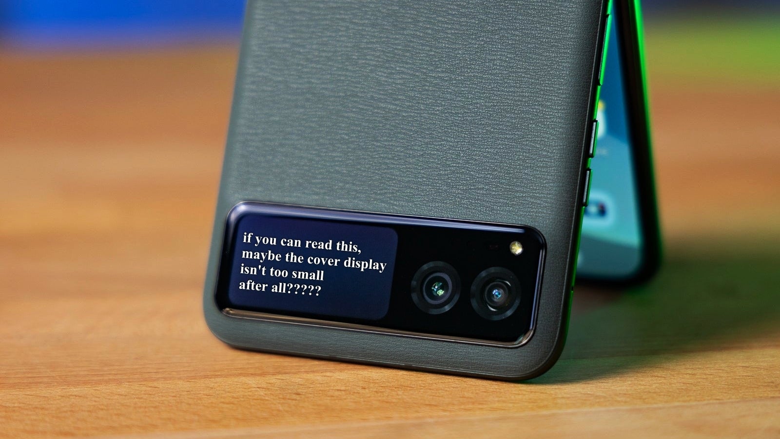 Kannst du das lesen?  - Motorola Razr: Das unglaubliche 500-Dollar-Falttelefon, das Samsung nie hergestellt hat, hat ein kleines Problem