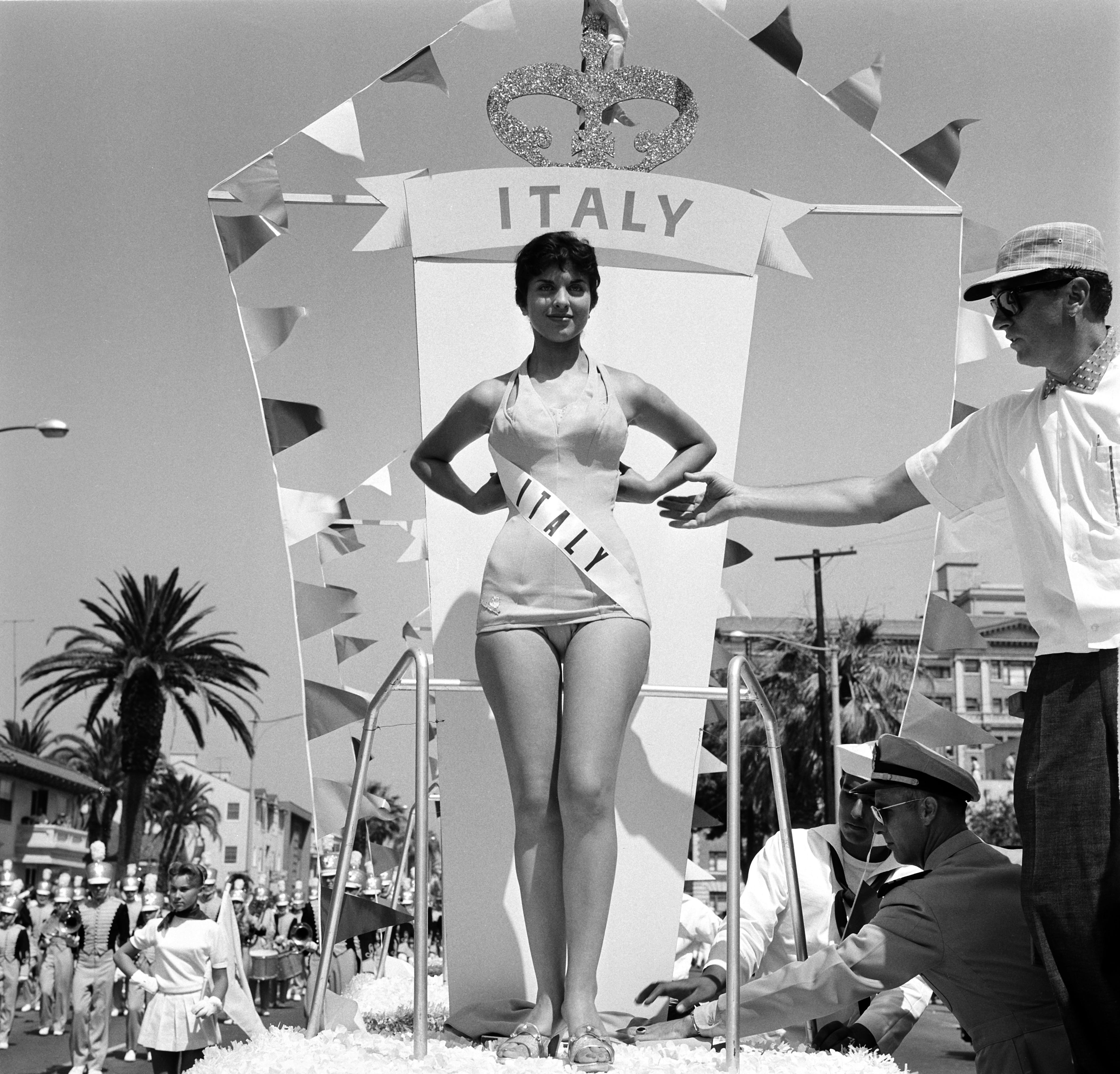 26. JULI 1958: Miss Italien, Clara Copella, Miss Universe-Kandidatin posiert während einer Parade in Long Beach, Kalifornien.  (