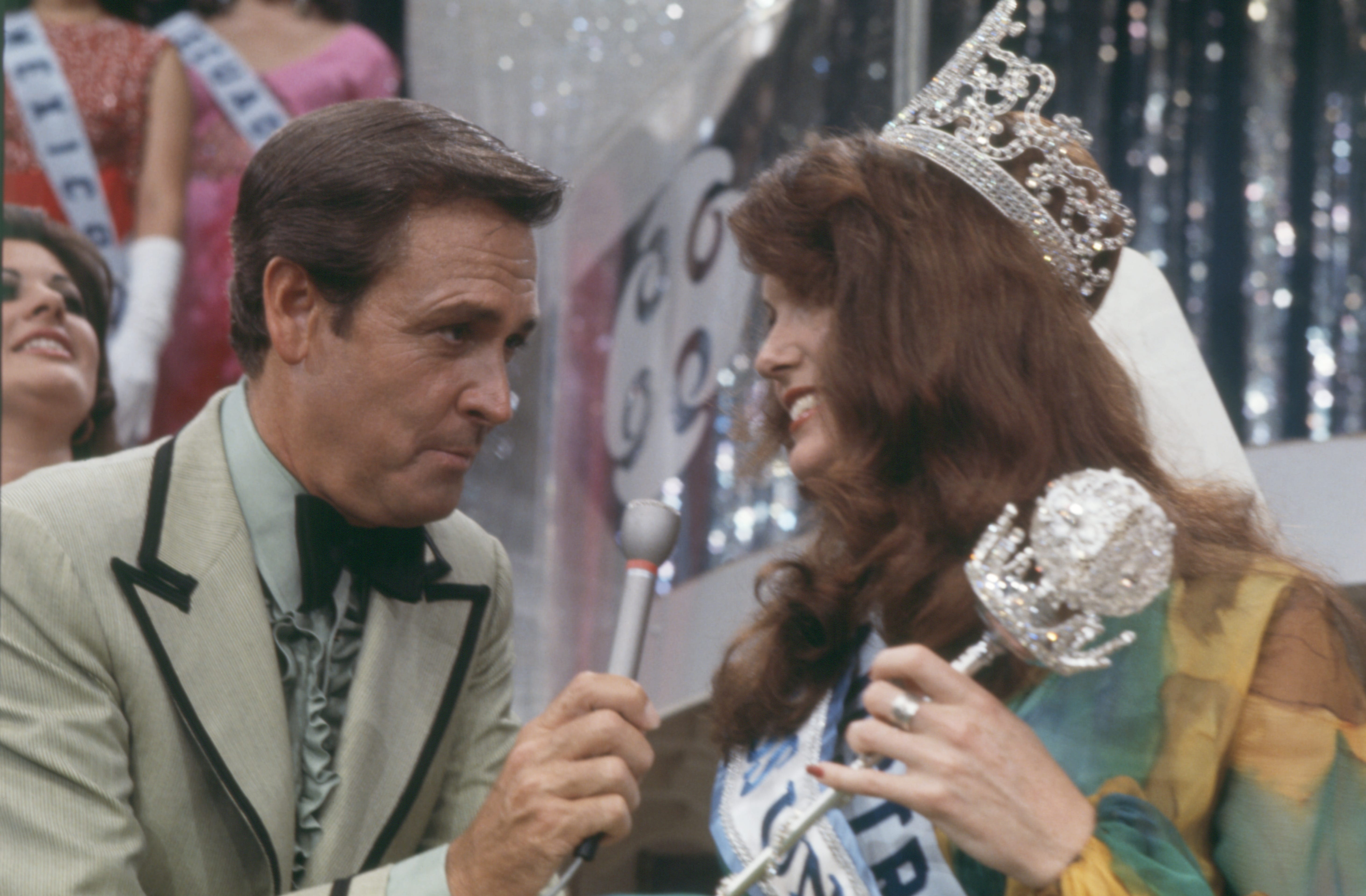 Miss Universe von 1972, trägt ihre Krone und ihr Zepter, Miss Kerry Anna Wells, 20, aus Perth, Australien, spricht mit dem Zeremonienmeister des Miss Universe-Wettbewerbs, Bob Barker