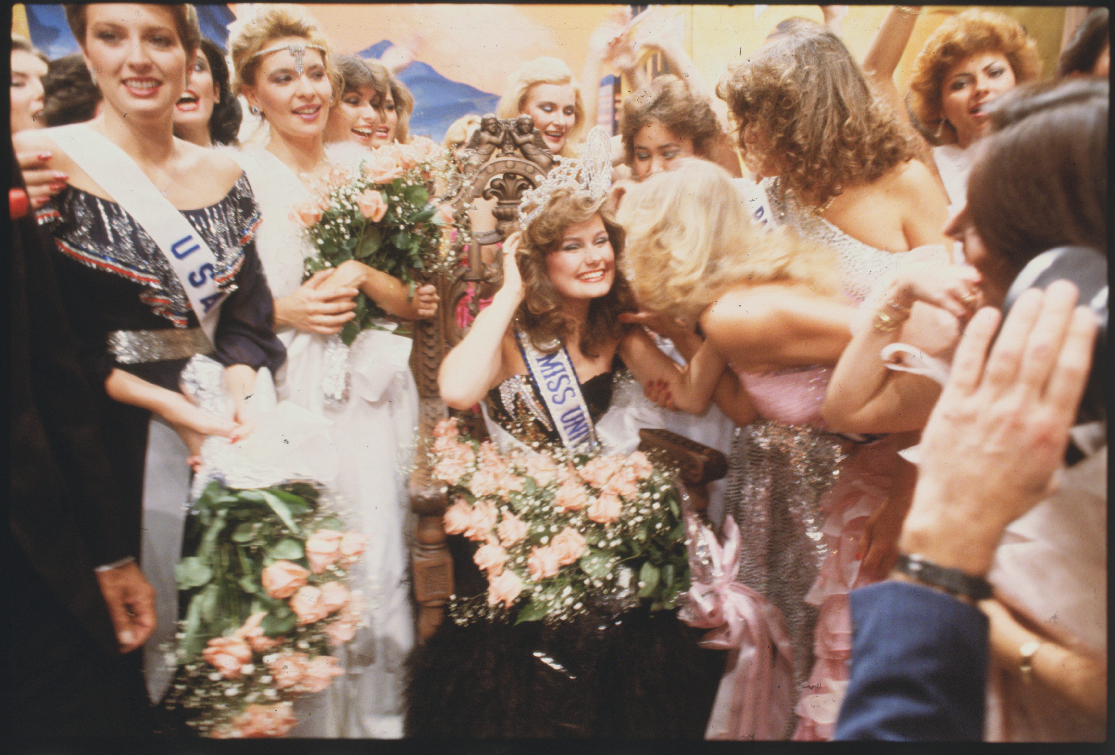 Karen Baldwin, die ehemalige Miss Canada, sitzt auf ihrem Thron, nachdem sie 1982 den Titel Miss Universe gewonnen hat. Karen stammt aus London, Ontario.