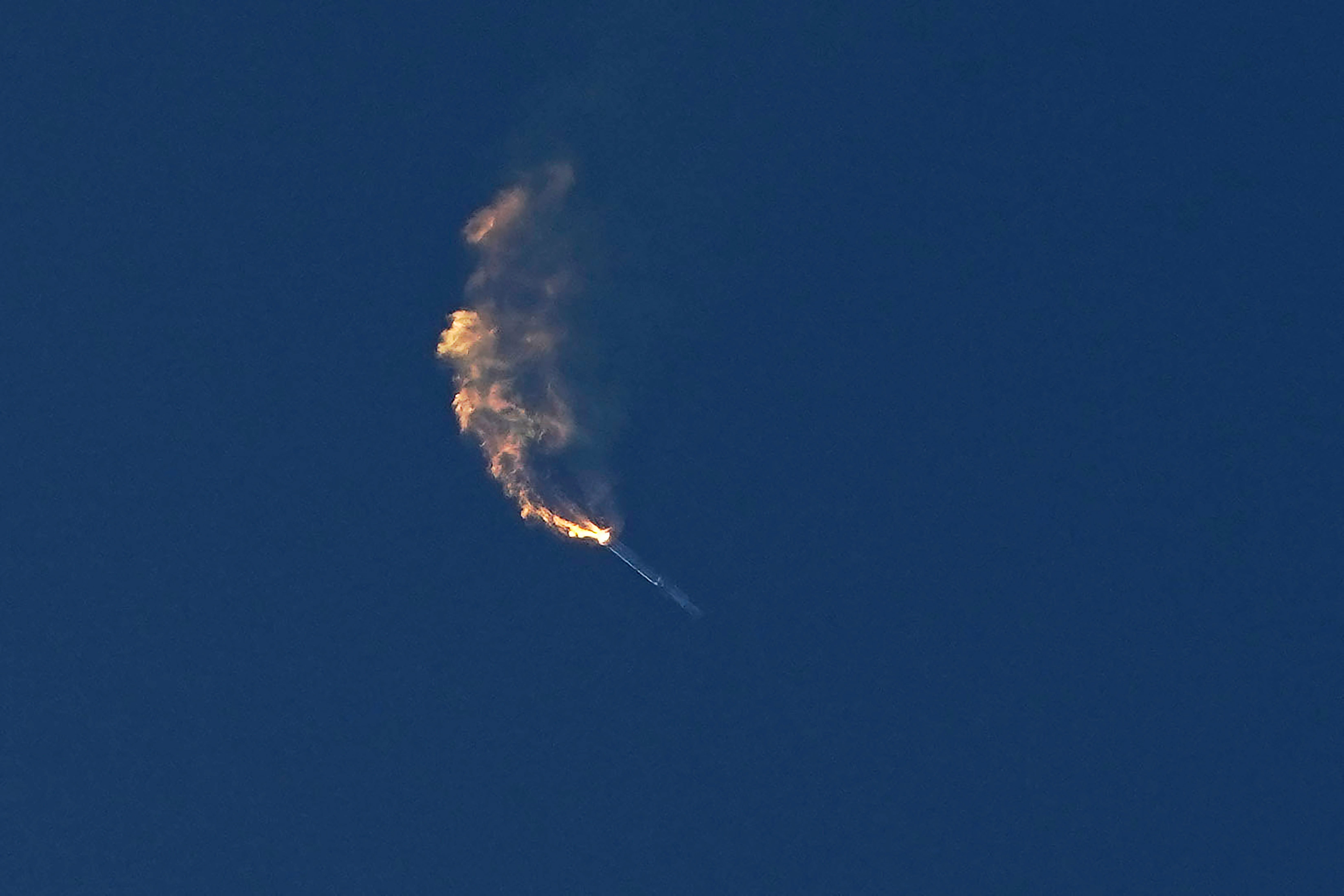Die Starship-Rakete von SpaceX kurz nach ihrem Start und vor ihrer Explosion.