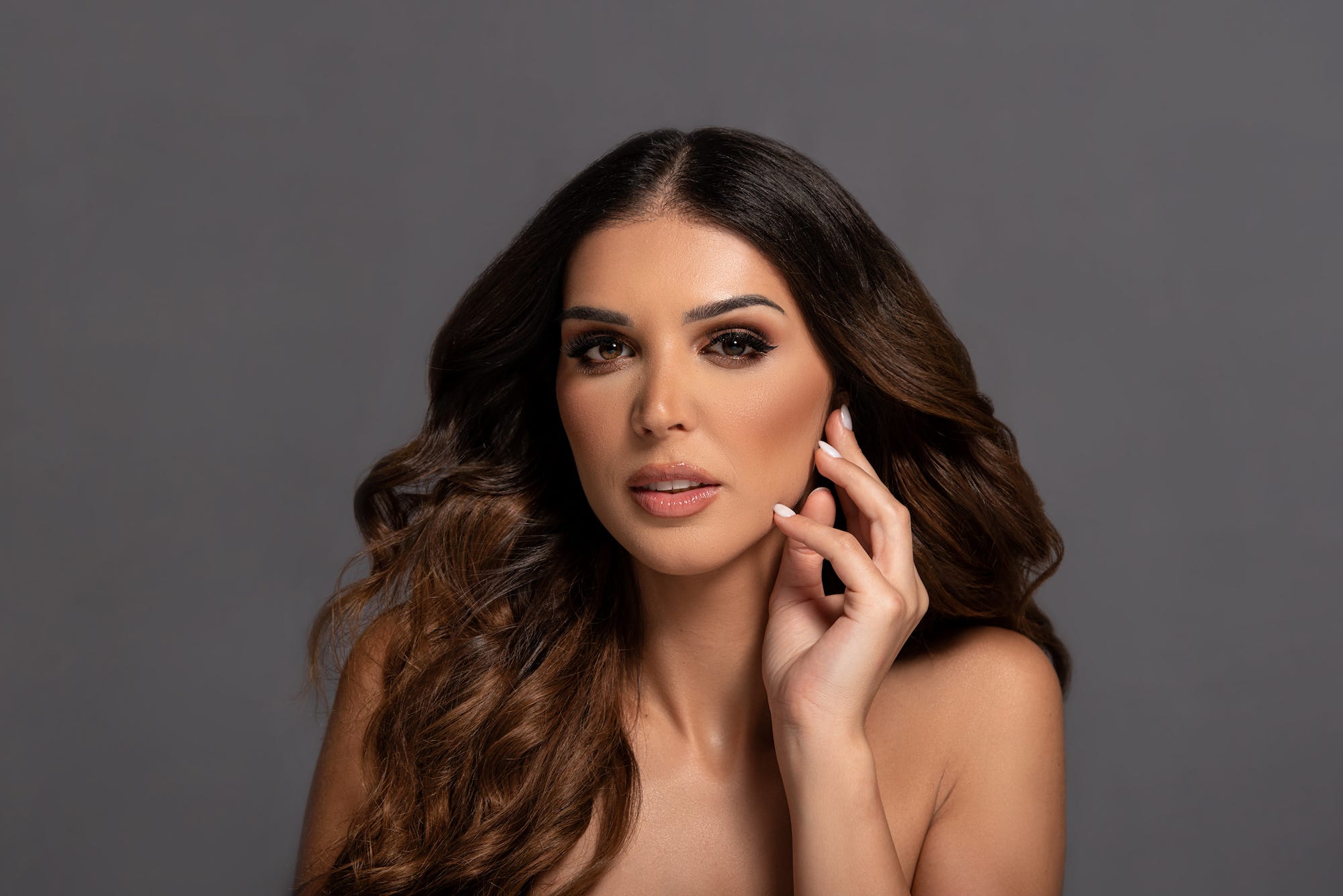 Ein Kopffoto von Miss Portugal 2023 Marina Machete.