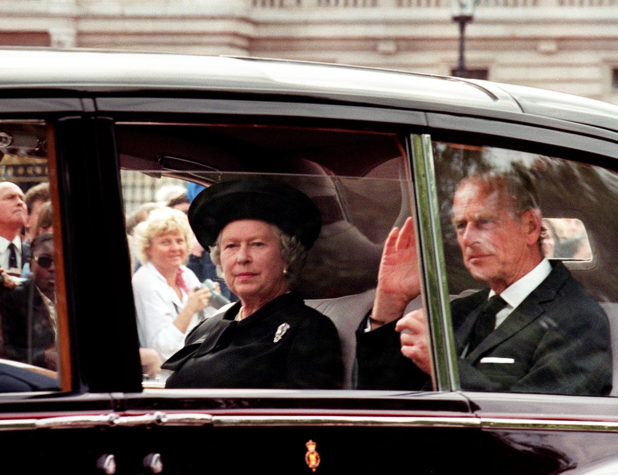 Königin Elizabeth II. und der Herzog von Edinburgh trafen am 5. September im Buckingham Palace ein, um an der Beerdigung teilzunehmen.