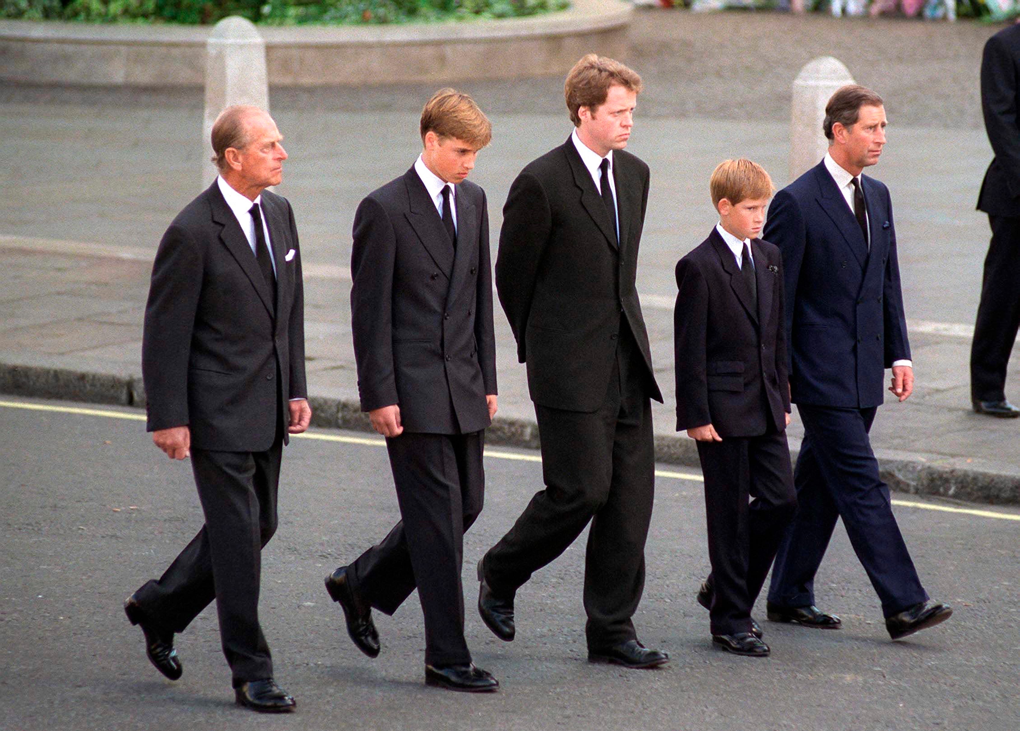 Prinz Philip, Prinz William, Earl Spencer, Prinz Harry und Prinz Charles gingen alle hinter Dianas Sarg.