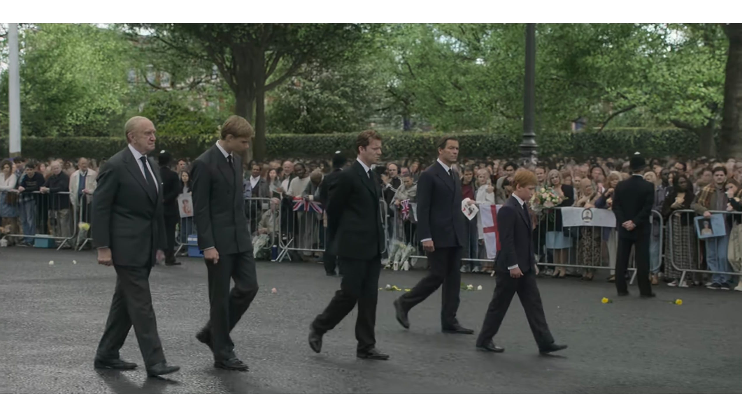 „Die Krone“ zeigt Mitglieder der königlichen Familie, die hinter Dianas Sarg gehen.