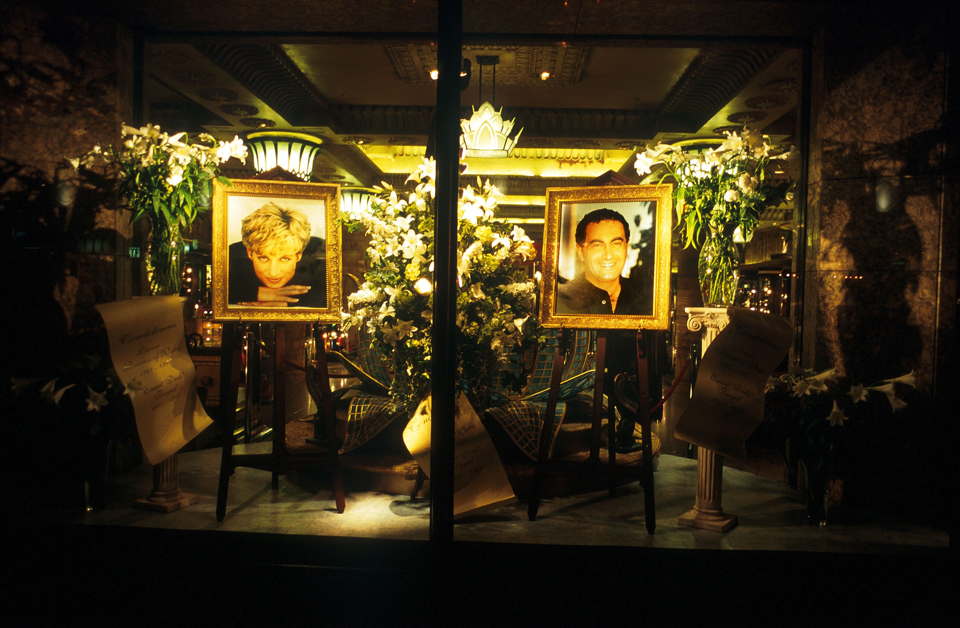 Am Tag nach ihrem Tod wurden Porträts von Diana und Dodi in den Schaufenstern von Harrods in London angebracht.