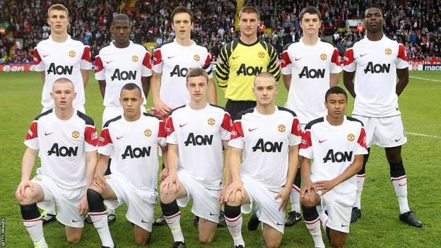 Die Mannschaft des letzten Hinspiels des FA Youth Cup 2011 von Manchester United posiert in einer Aufstellung vor dem Spiel