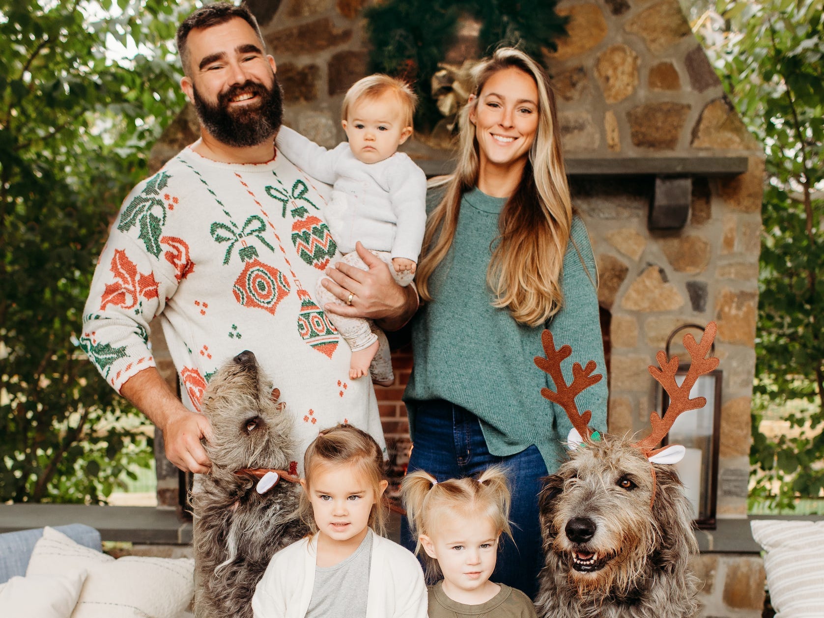Jason und Kylie Kelce posieren mit ihren Kindern und Hunden für eine Weihnachtskarte.