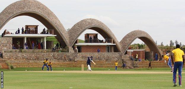 Gesamtansicht des Gahanga International Cricket Stadium