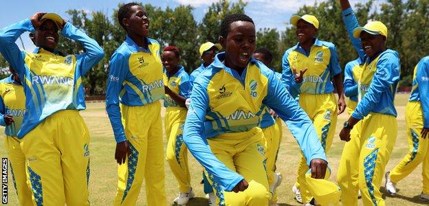 Die ruandische Frauen-Cricketmannschaft feiert einen Sieg