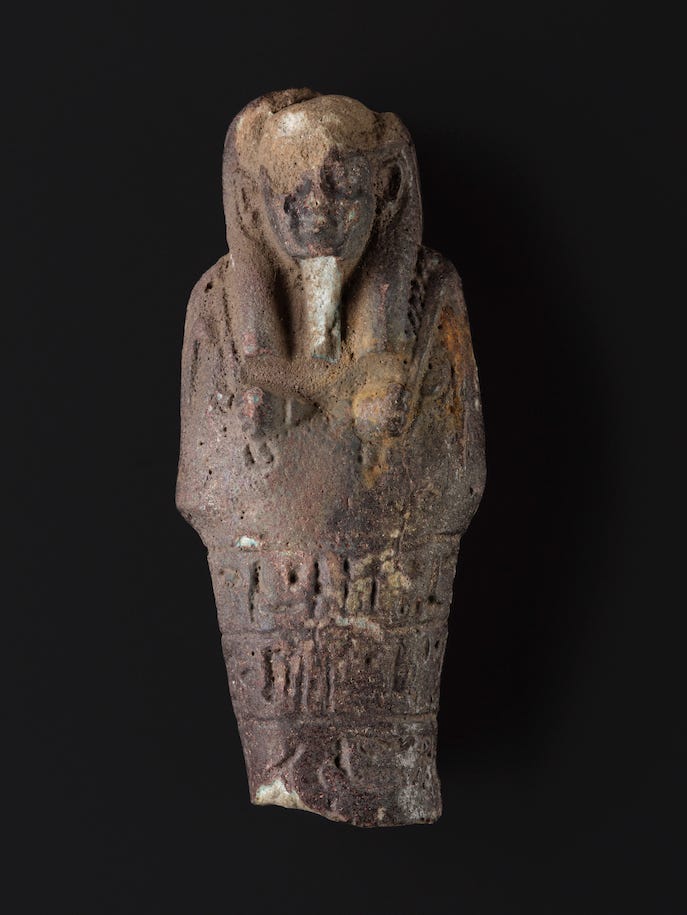 Die obere Hälfte eines altägyptischen Uschebti aus Fayence, vor schwarzem Hintergrund, aus der Zeit um 664-332 v. Chr. und in einer Schule in Schottland gefunden.