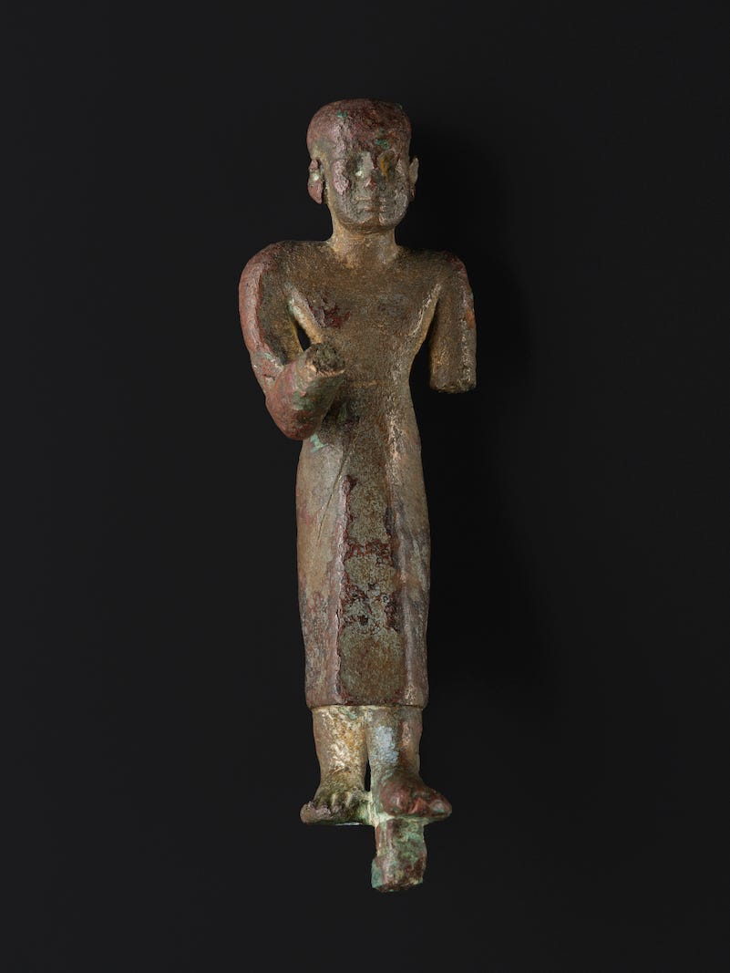 Bleihaltige altägyptische Bronzefigur eines Priesters aus der dritten Zwischenzeit (ca. 1069–656 v. Chr.), gefunden in einer Schule in Schottland.