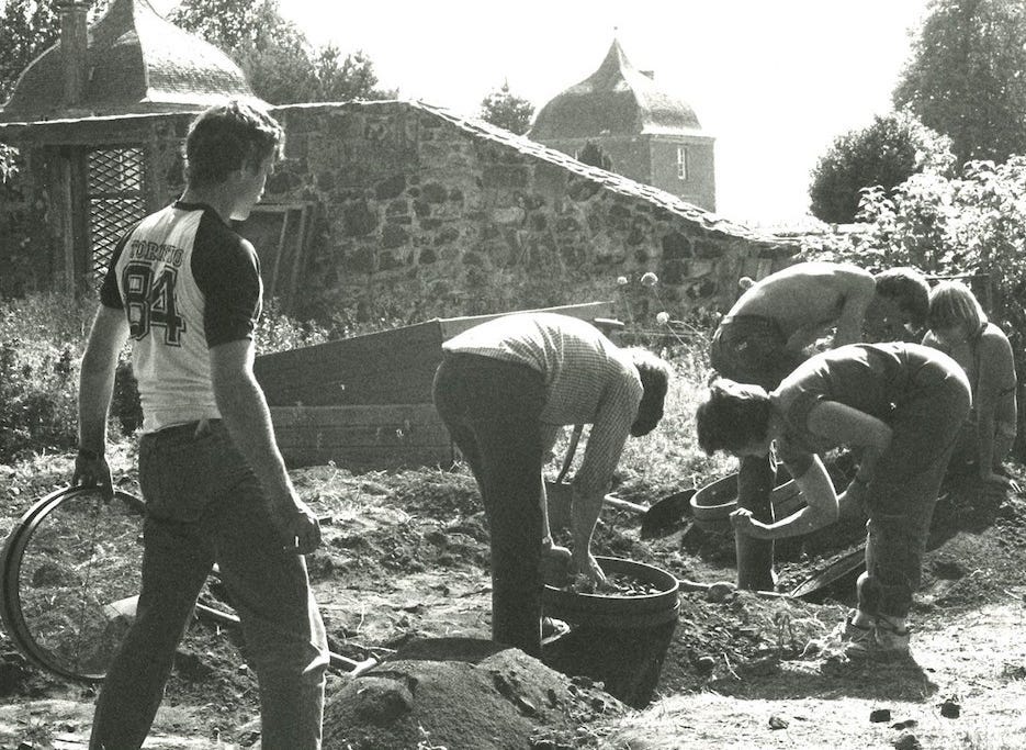 Ein Schwarzweißfoto von Freiwilligen der National Museums of Scotland und Balfarg, die 1984 auf dem Gelände von Melville House, einer Schule in Schottland, arbeiteten