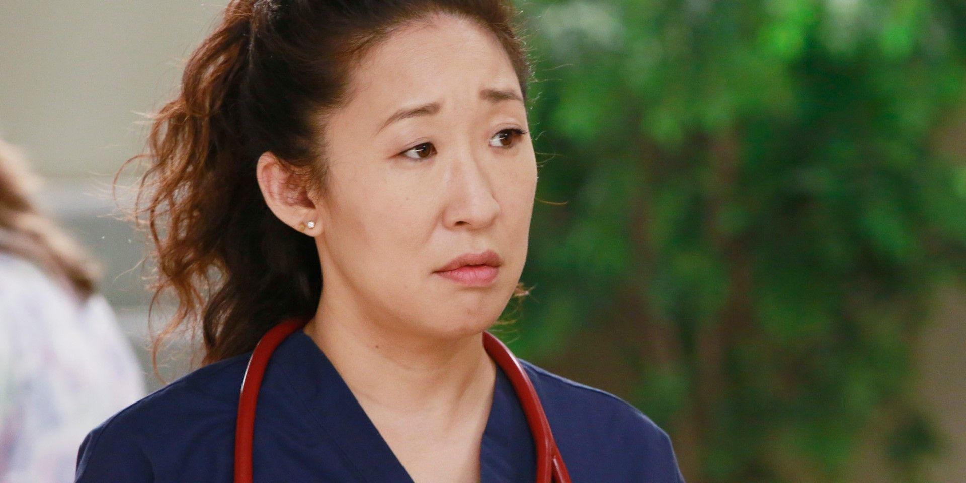 Cristina Yang sieht in „Grey's Anatomy“ besorgt aus.